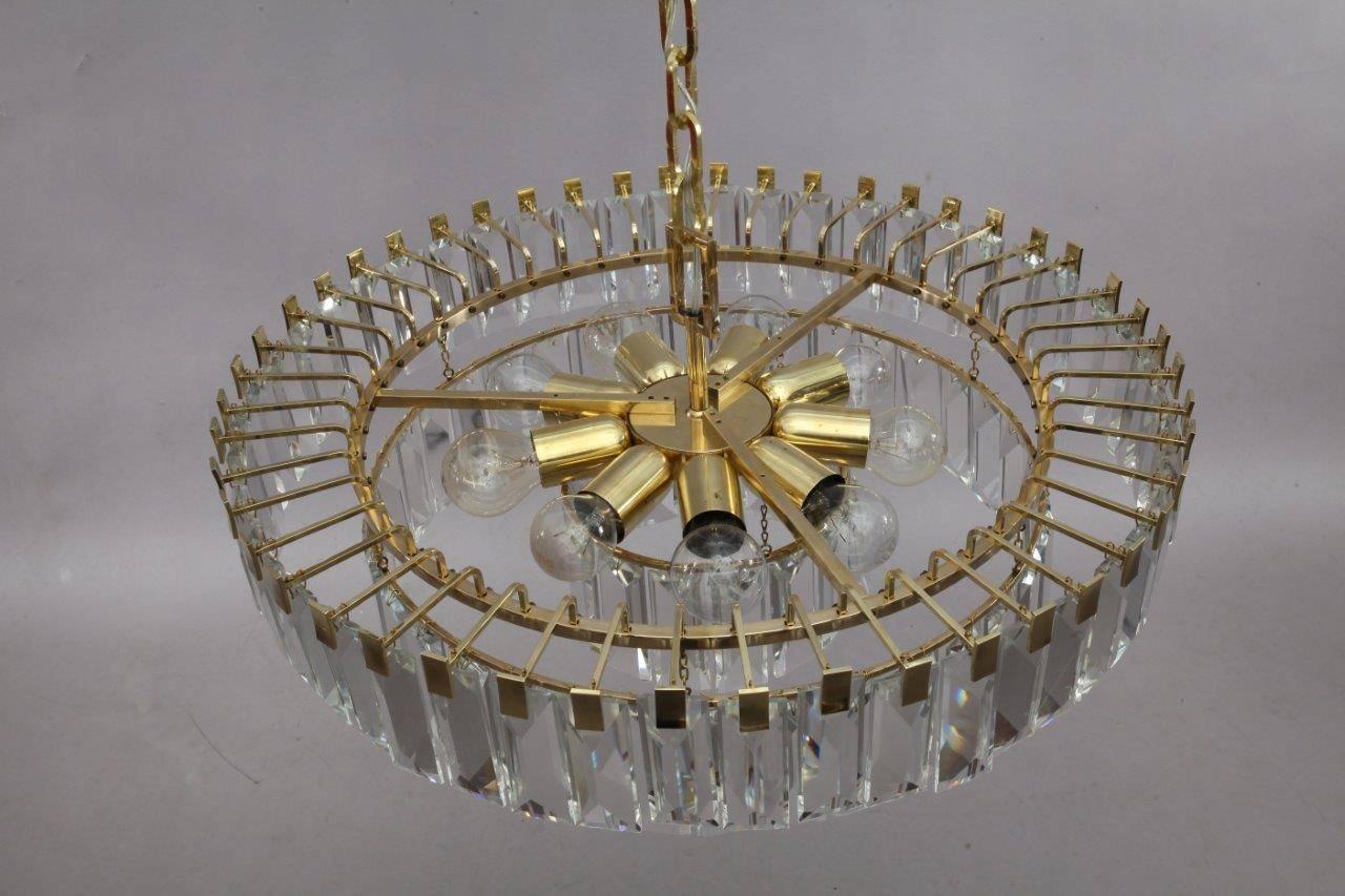 Crystal glass chandelier,
Manufactured by Bakalowits & Söhne, Vienna, 1960.
Three tiers of hanging faced crystal glass,
12 E 27 bulb sockets.
The length of the stem can be altered to any size for free
  