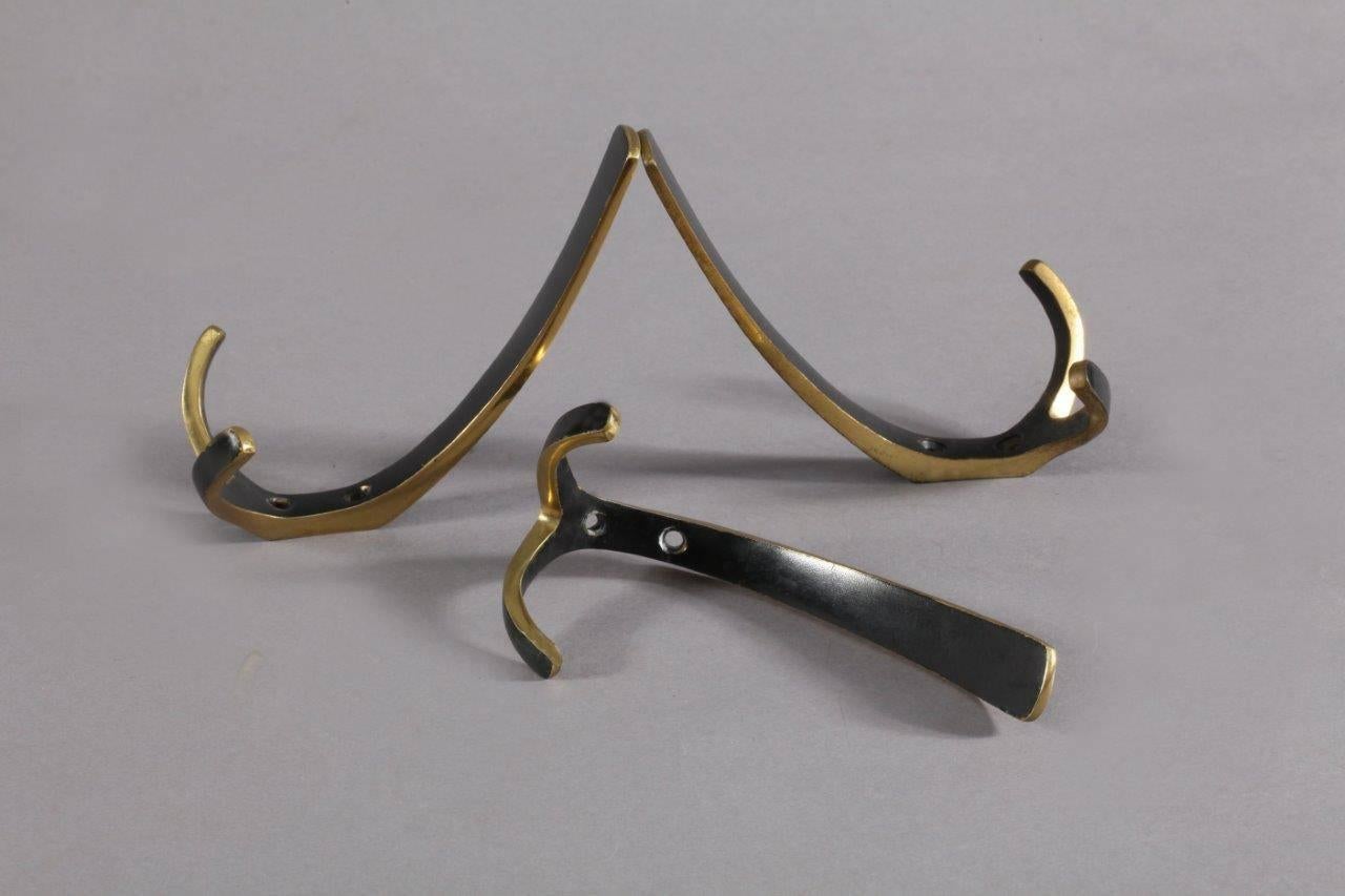 Five simple and elegant wall-mounted brass hooks, with a contrasting faux patina. Having a large upper hook and two small lower hooks.
Designed by Carl Auböck.
Manufactured by Carl Auböck,
Vienna, 1950.
Measures: Height 6 inch (16cm), width 3