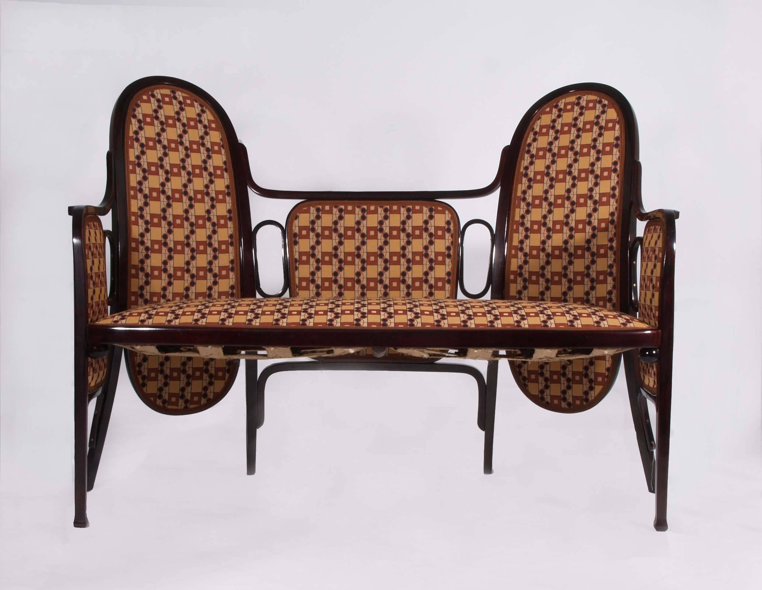 Three-seat,
Bentwood,
manufacture Thonet/Mundus,
Vienna 1905
original branding Thonet Ander the seat
new upholstery with original Backhausen fabric.
There are further bentwood furniture’s in the same style available. Please visit the Zeitloos
