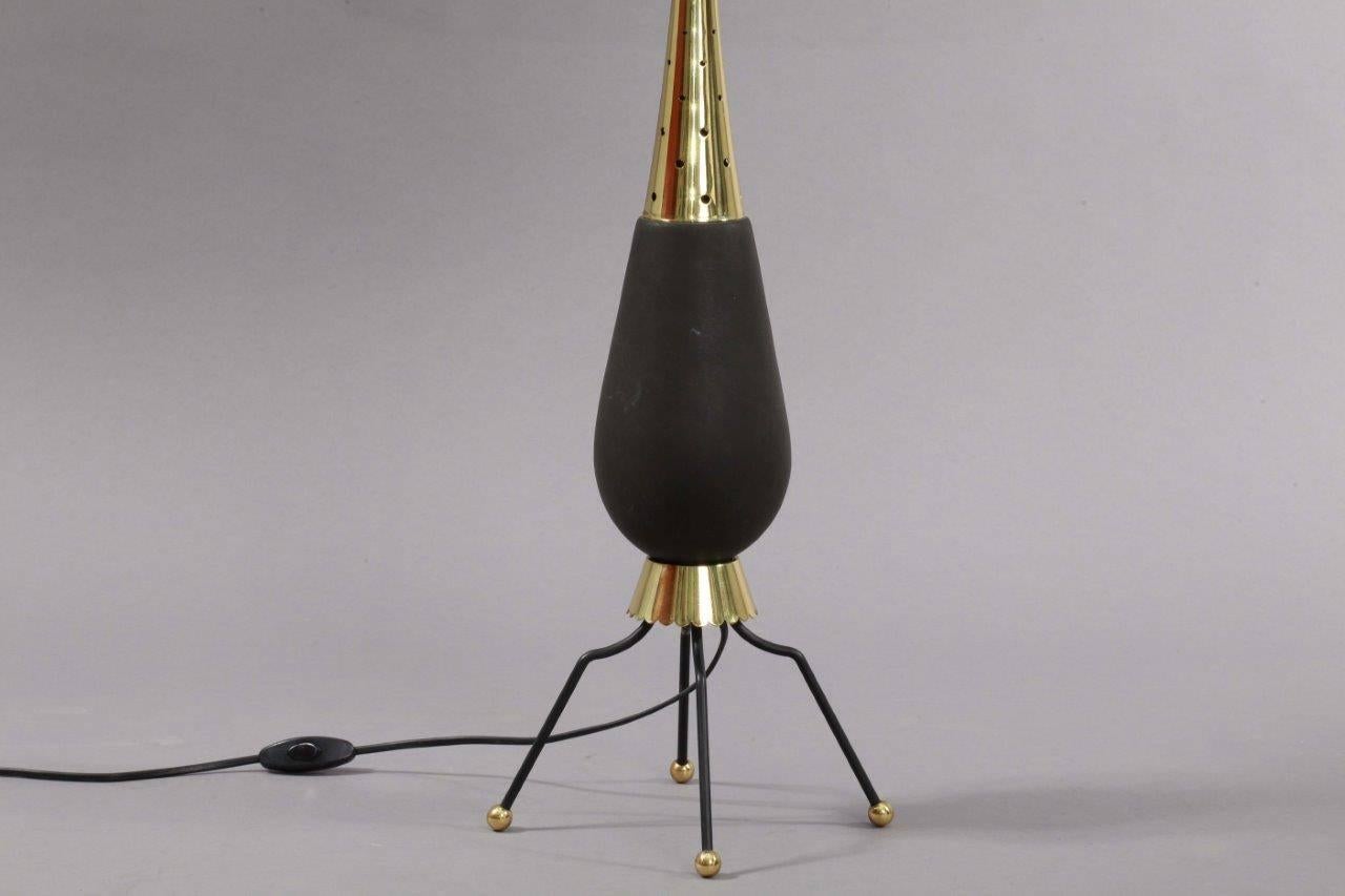Amazing table lamp,
USA, 1960,
ceramic base, brass legs,
fabric shade
two bulb sockets each max. 100 watt.
