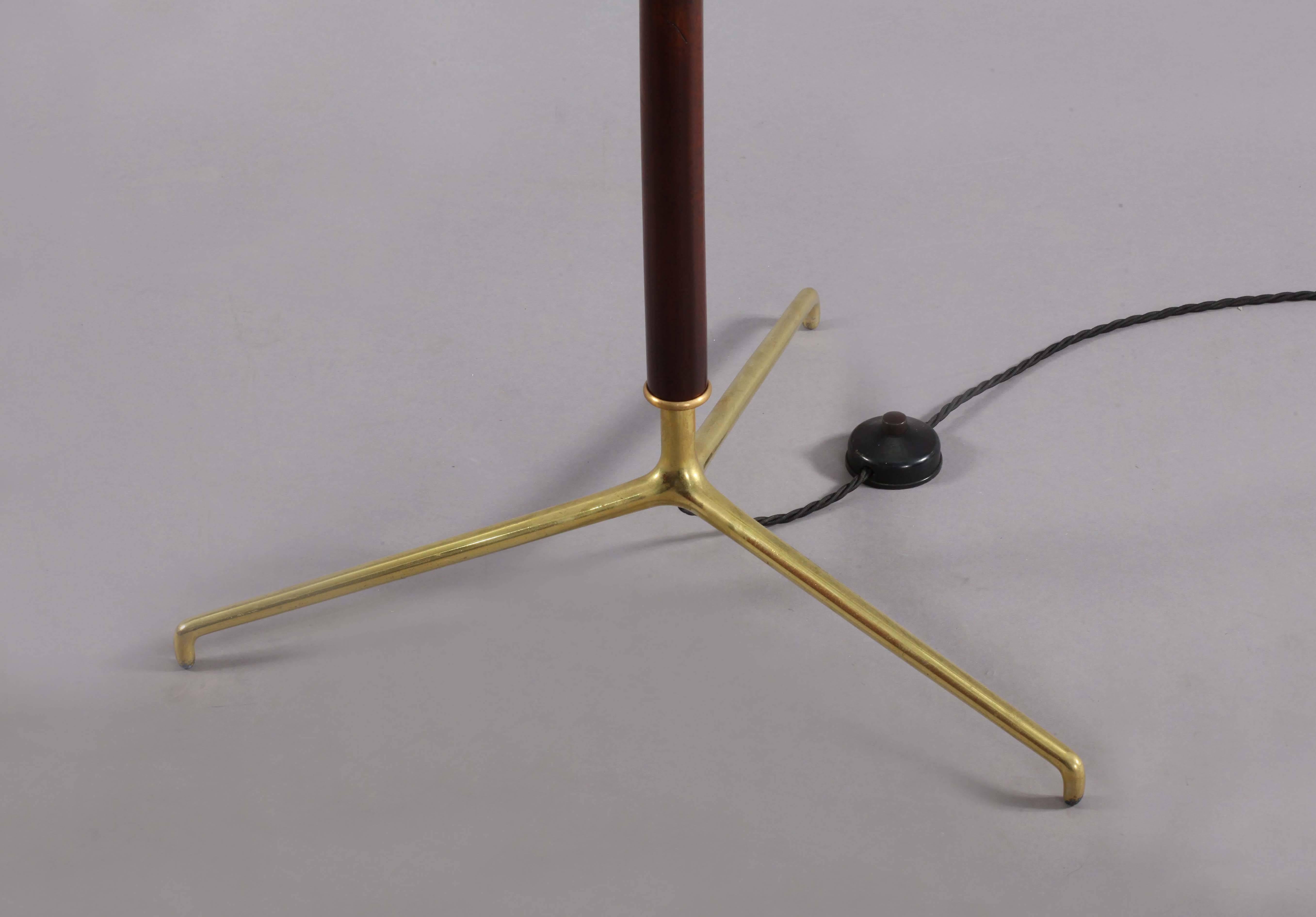 Floorlamp, attributed arredoluce,
Italy 1950,
brass tripod base, wooden stam.
Fabric shade.