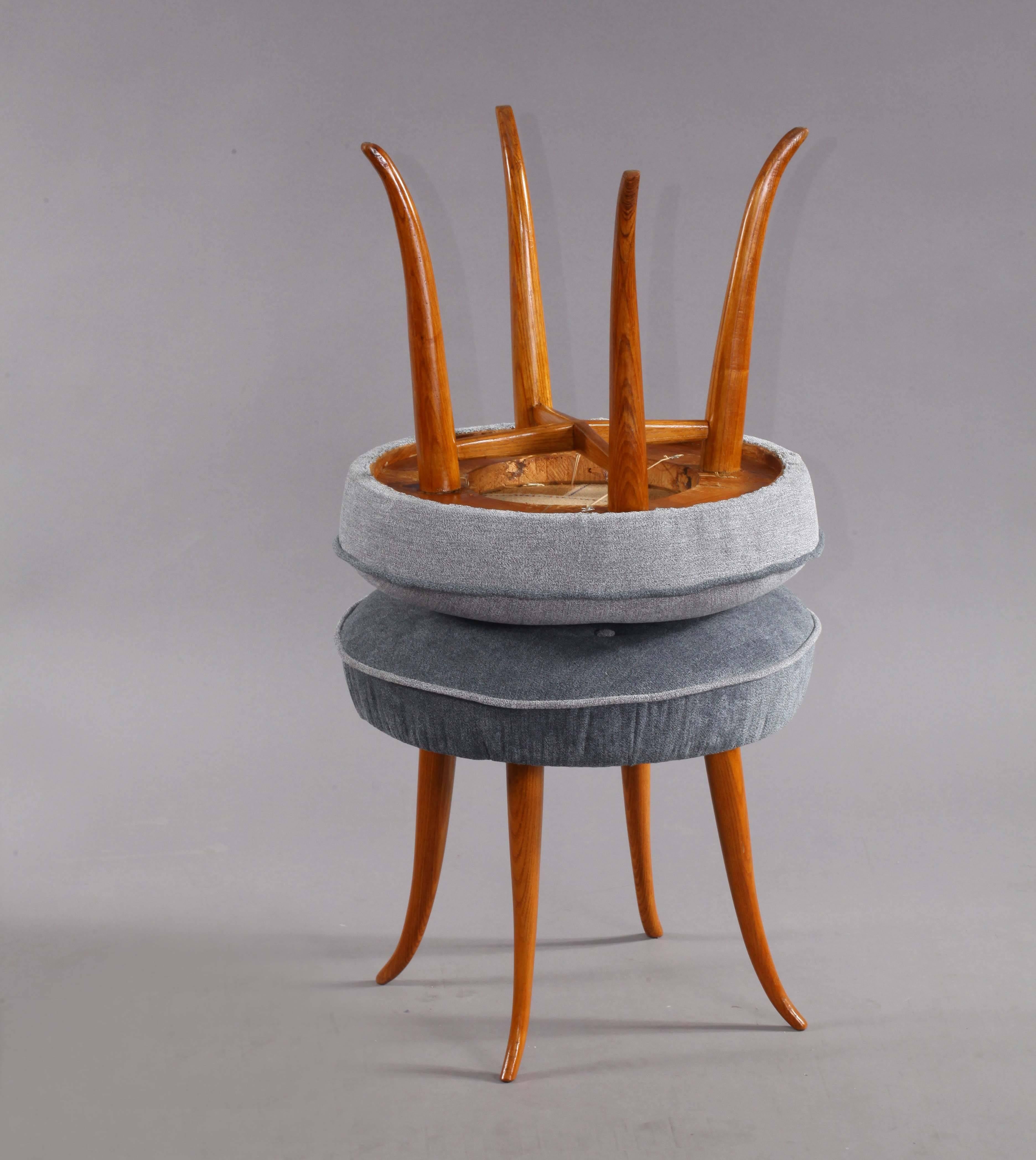 Pair of stools,
attributed to Josef Frank,
Vienna, 1950.
Gray fabric, beech legs.