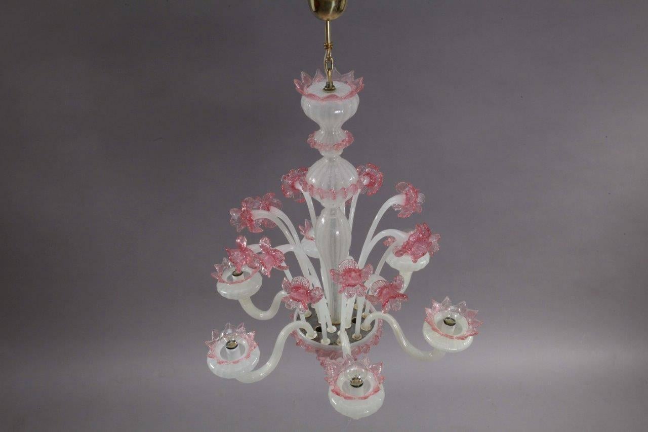 Pink and White Murano Blown Glass Chandelier with Pink Flowers, circa 1940 In Good Condition In Vienna, Vienna