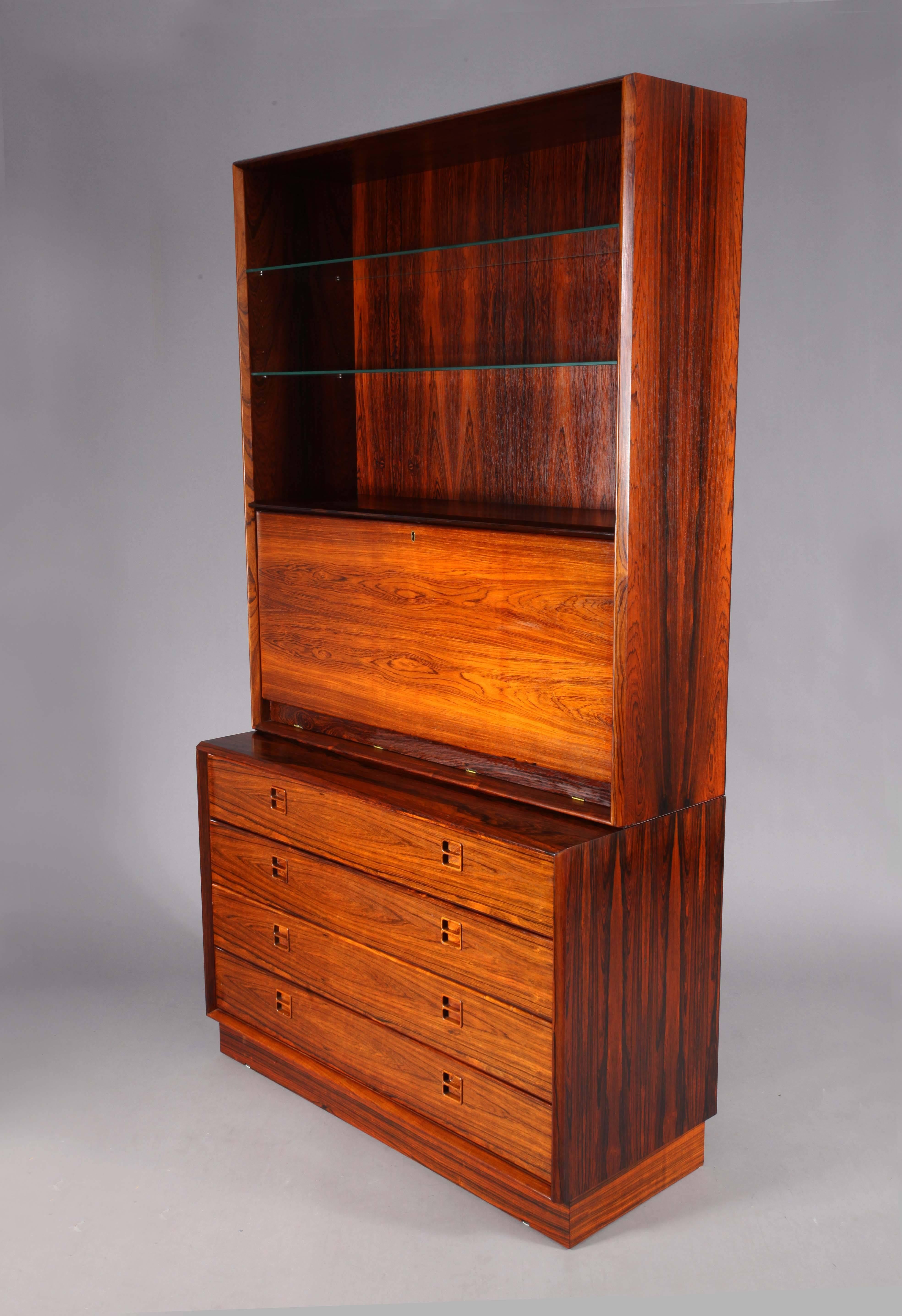 Mid-century Modern rosewood secretary /chest of drawer unit,
manufactured Dyrlund,
Denmark, 1960.
Base chest of drawer, top secretary.
Rosewood.

Combinable with item number LU 101469355503 bookcase
Combinable with item number LU 101469355673