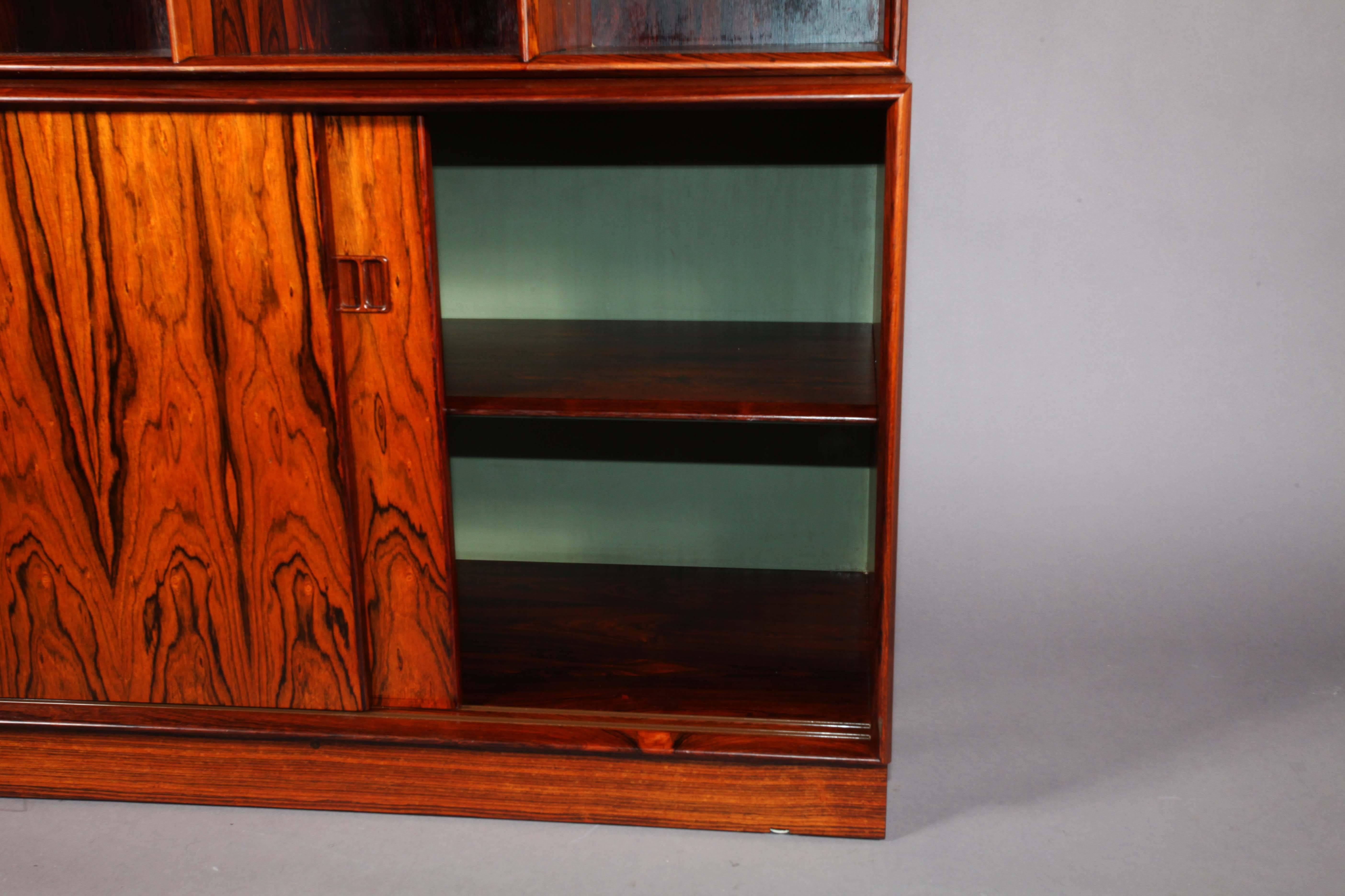 Midcentury rosewood wall unit,
Manufacture Dyrlund,
Denmark, 1960.
Base with two sliding doors, top book bookshelf.
Rosewood

Combinable with item number LU 101469355673 vitrine
Combinable with item number LU 101469355363 secretary.
 