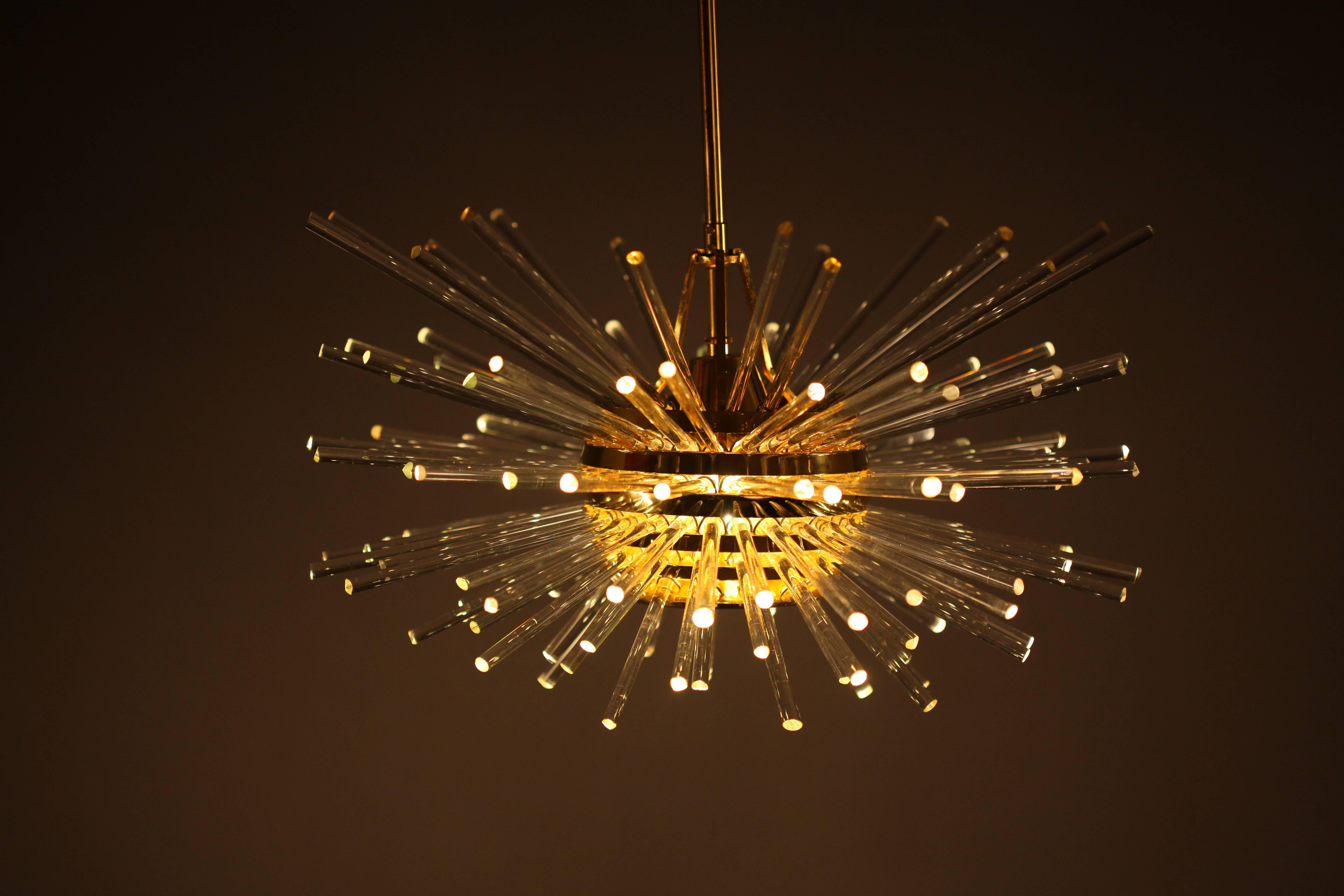 A fantastic Sputnik chandelier by Bakalowits & Sohne, Austria, manufactured in midcentury (1960s-1970s). A layered multi-tier structure made of gold-plated brass rings and glass rods with faceted ends in different length. Original canopy.
Excellent