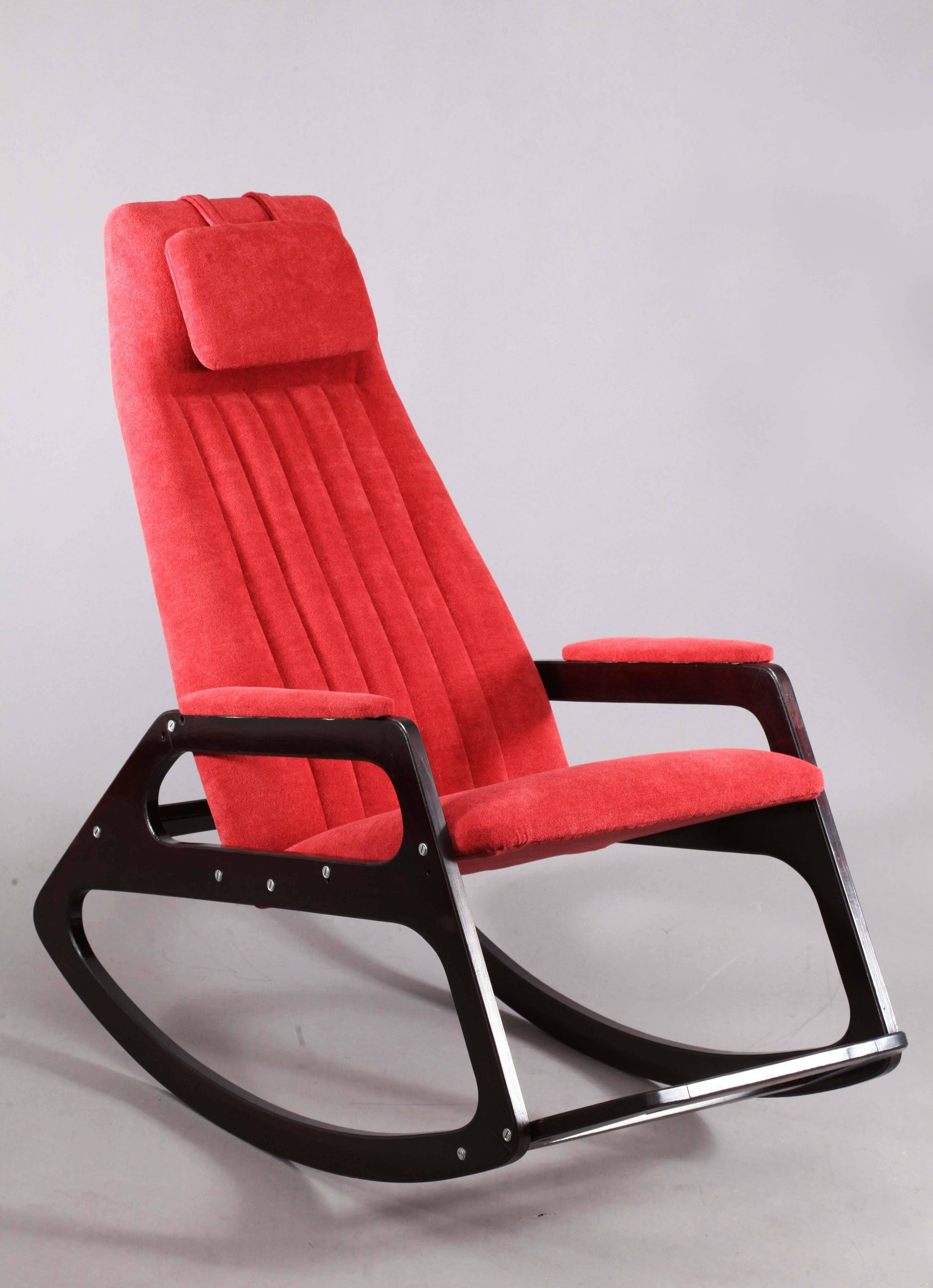 Rocking chair,
attributed to Gianfranco Frattini,
Italy, 1960.
Solid wood, red fabric.