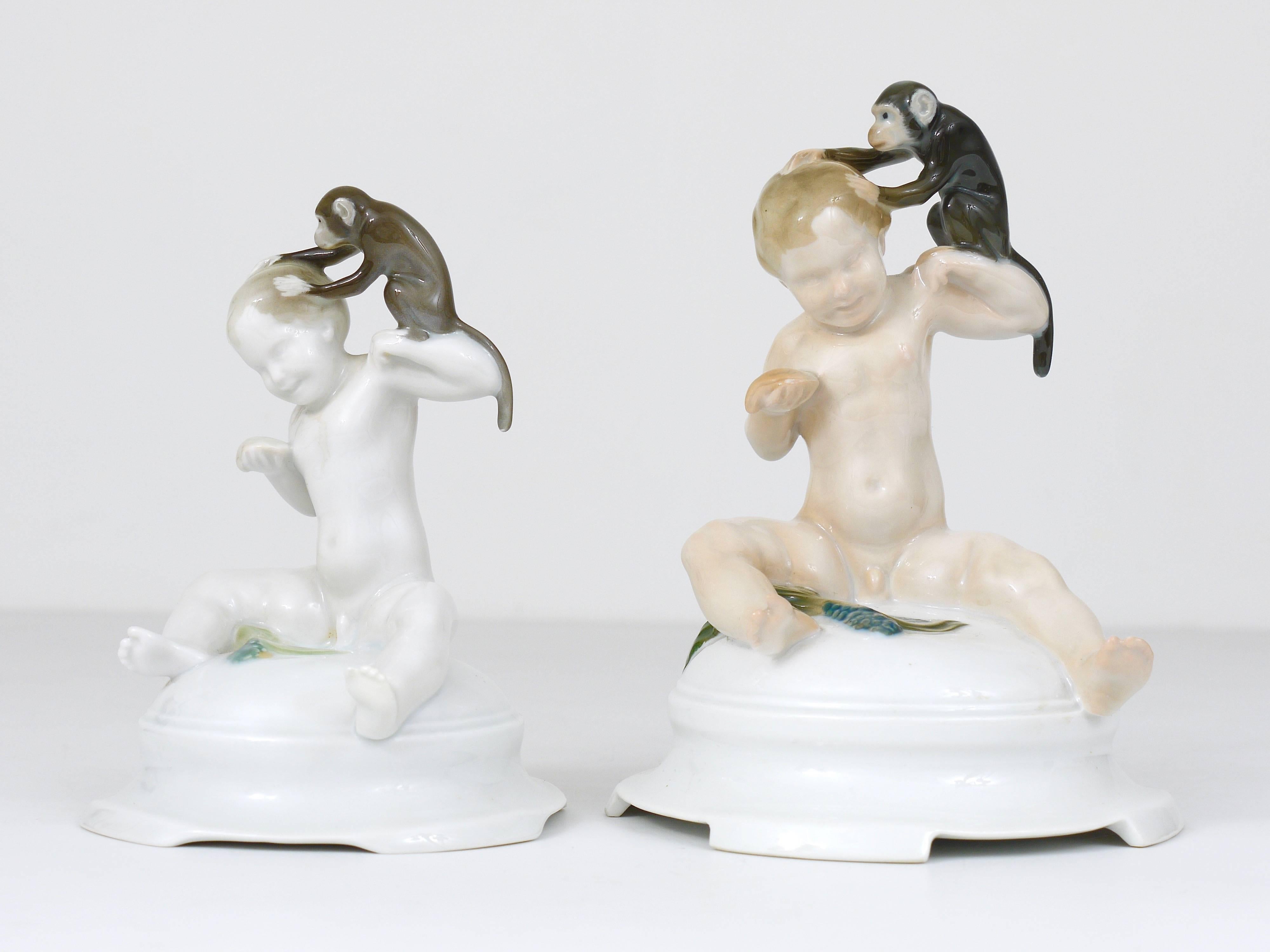 Figurine inhabituelle en porcelaine représentant un putto se faisant épouiller par un singe. Cette figurine a été créée par le designer allemand Ferdinand Liebermann en 1910 et fabriquée par Rosenthal Germany, Kunstabteilung Selb. En parfait état.