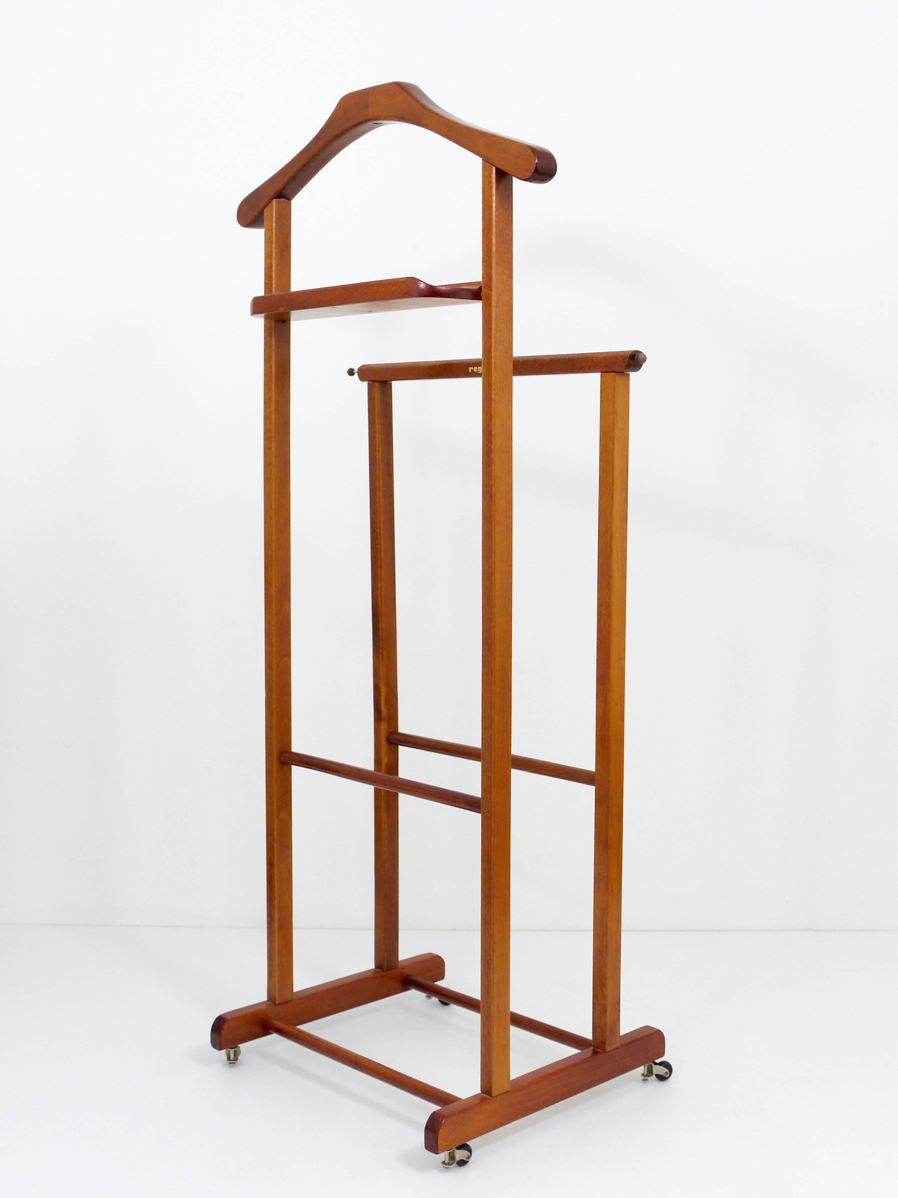 Beautiful modernist valet stand, made of wood with nice details, designed by Ico Parisi for Fratelli Reguitti. In excellent condition, marked with the manufacturers label.