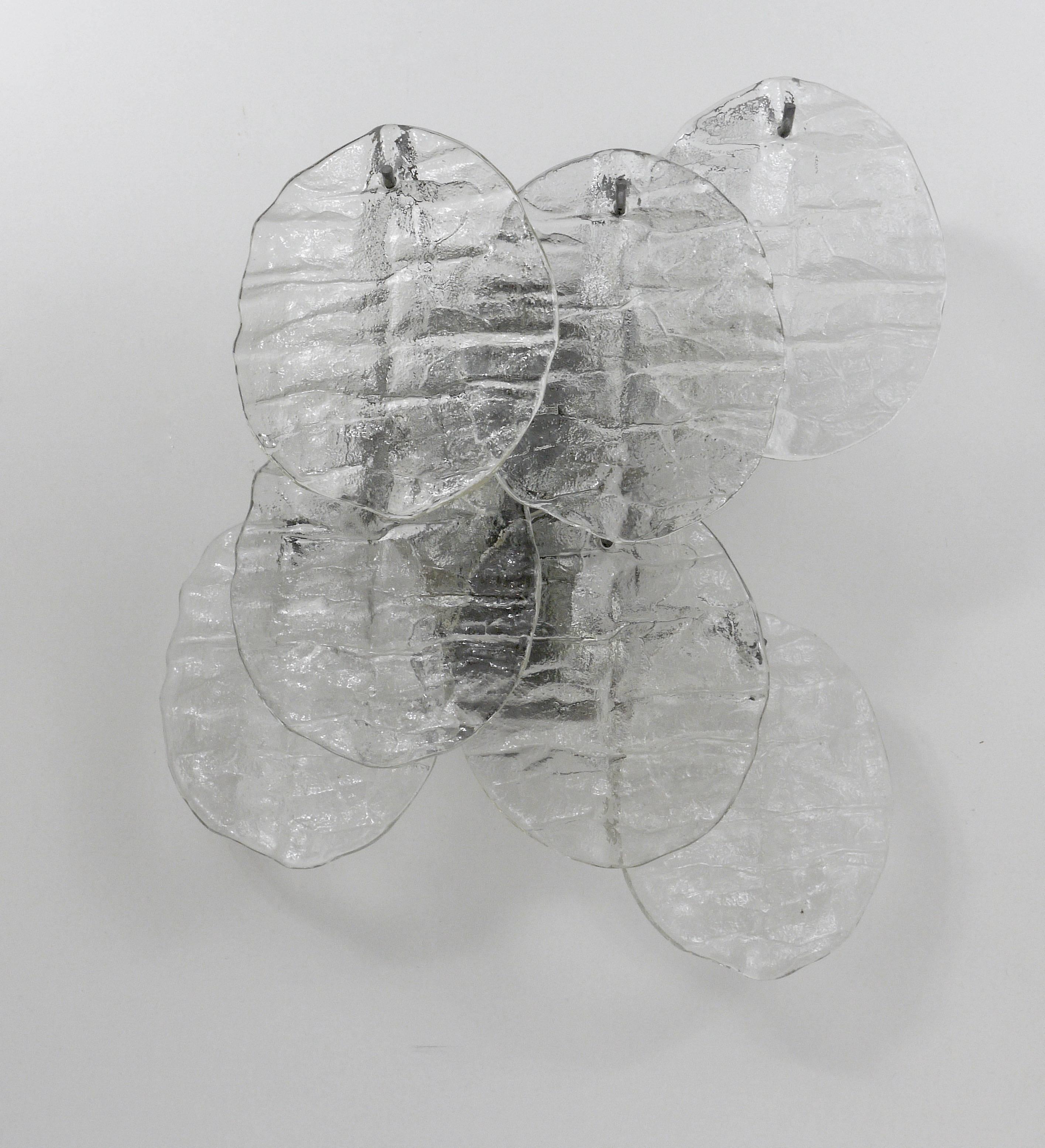 Bis zu drei J.T. Kalmar Blatt Ice Glass Disc Sconces Wall Lights, Österreich, 1960er Jahre (Österreichisch) im Angebot