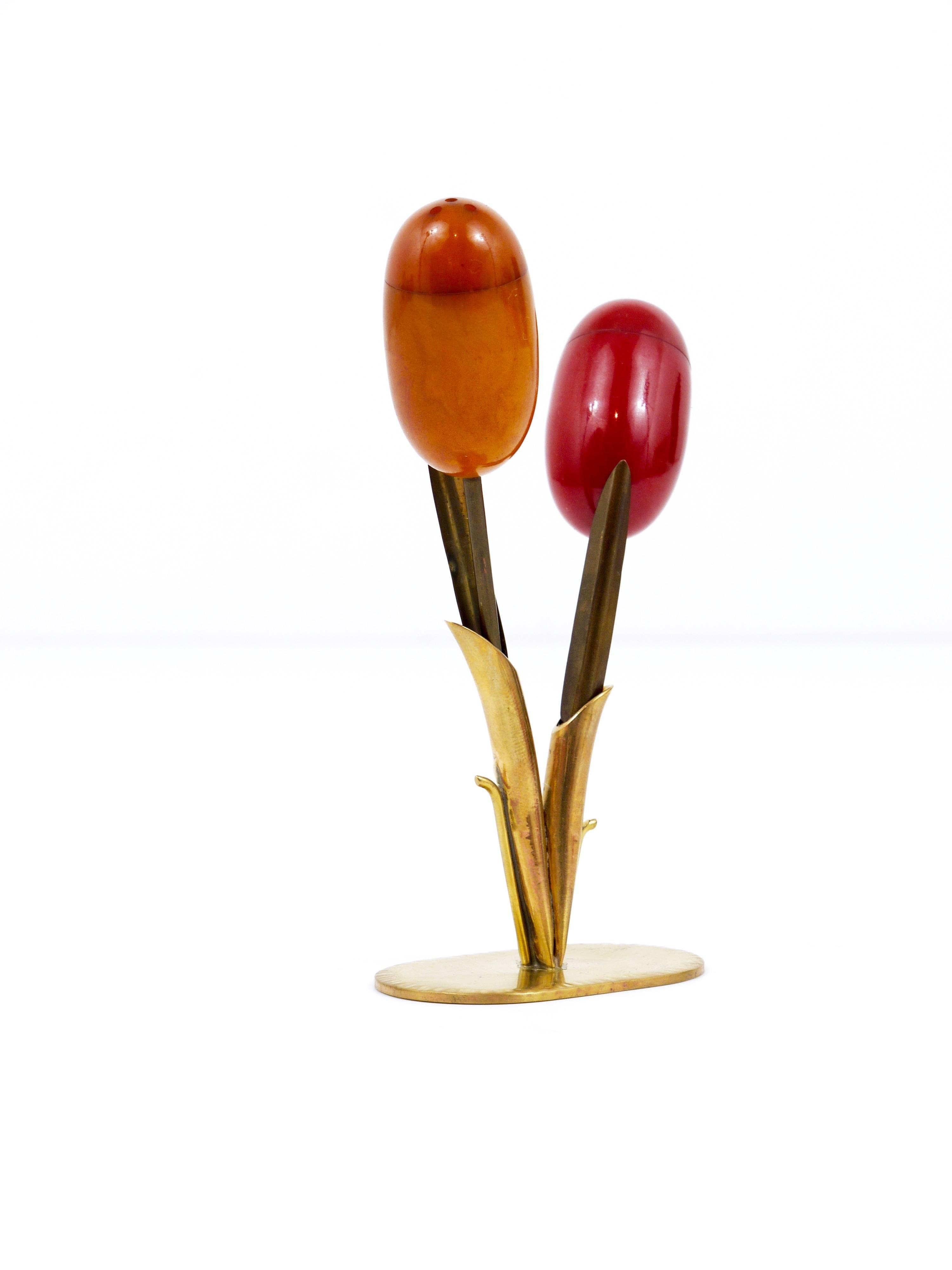 A beautiful salt and pepper shaker set in the shape of a flower bouquet from the 1950s. Manufactured in the 1950s by Richard Rohac, Austria. Made of brass and Bakelite. In excellent condition. Marked. In the style of Walter Bosse / Hagenauer.