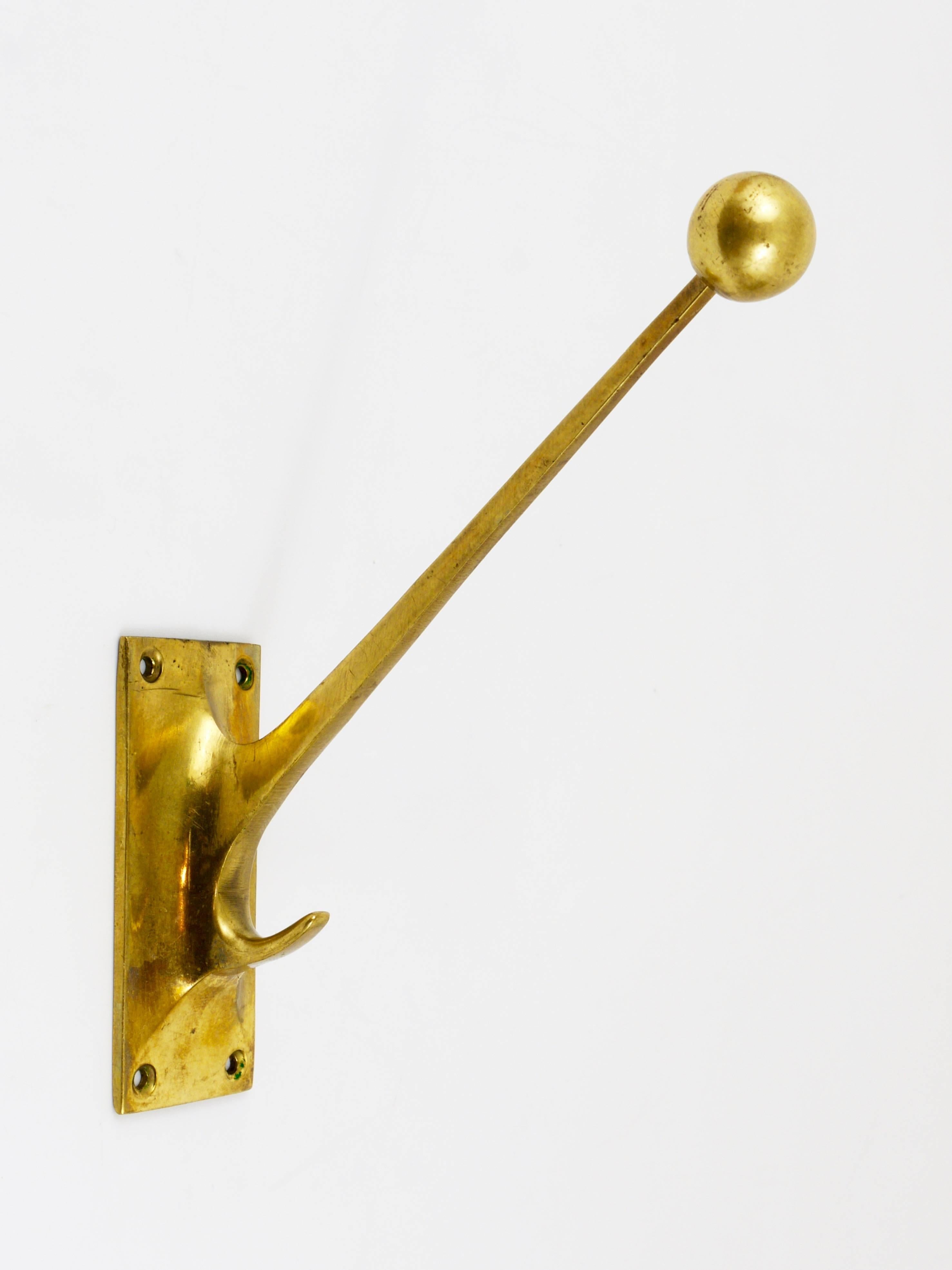 Bis zu sechs Wandhaken von Adolf Loos für Knize:: Messing:: Österreich:: 1909 (Art nouveau)