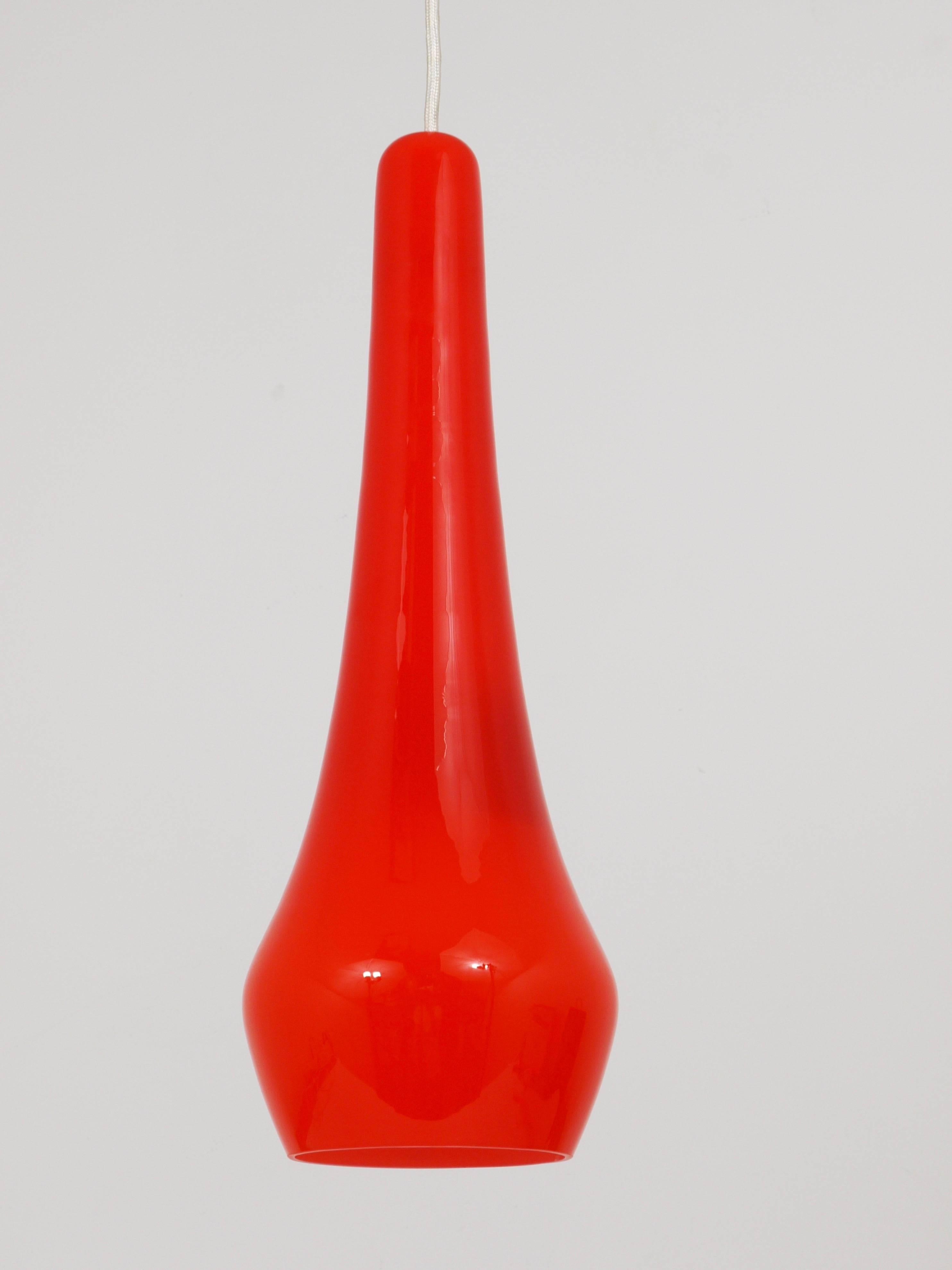 Zwei schöne Pendelleuchten aus Murano-Glas aus den 1950er Jahren, entworfen und hergestellt von Gino Vistosi, Murano, Italien. Verkauft und bepreist pro Stück. In Orange und Gelb, beide mit weißem Opalglas innen. Diese Lampen sind in sehr gutem