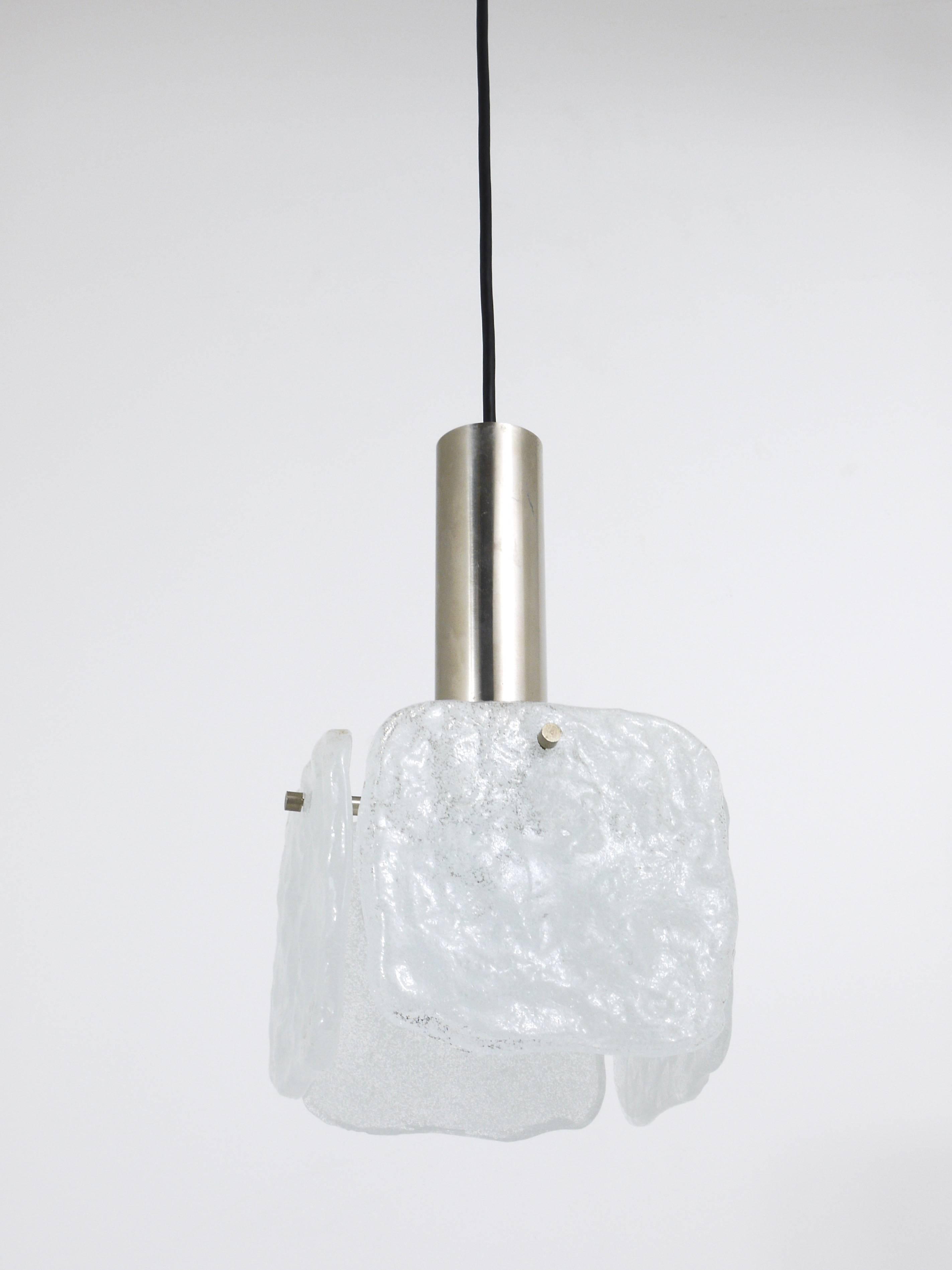 J.T. Kalmar Pendelleuchte aus mattiertem Eisglas mit 2x-Paneel, Österreich, 1960er Jahre (Moderne der Mitte des Jahrhunderts) im Angebot