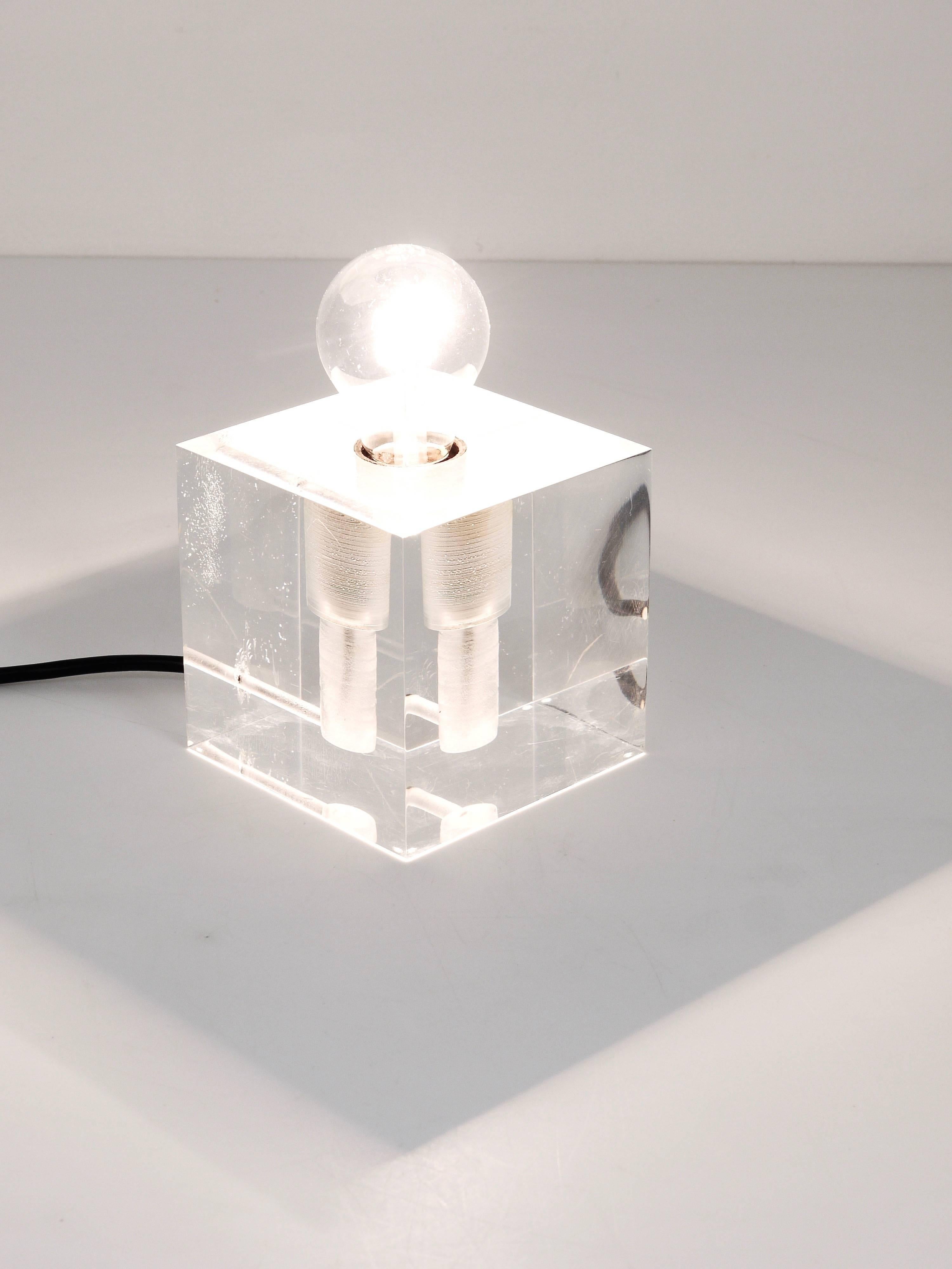 20ième siècle Lampe de table ou d'appoint cubique postmoderne en lucite, Italie, 1970 en vente