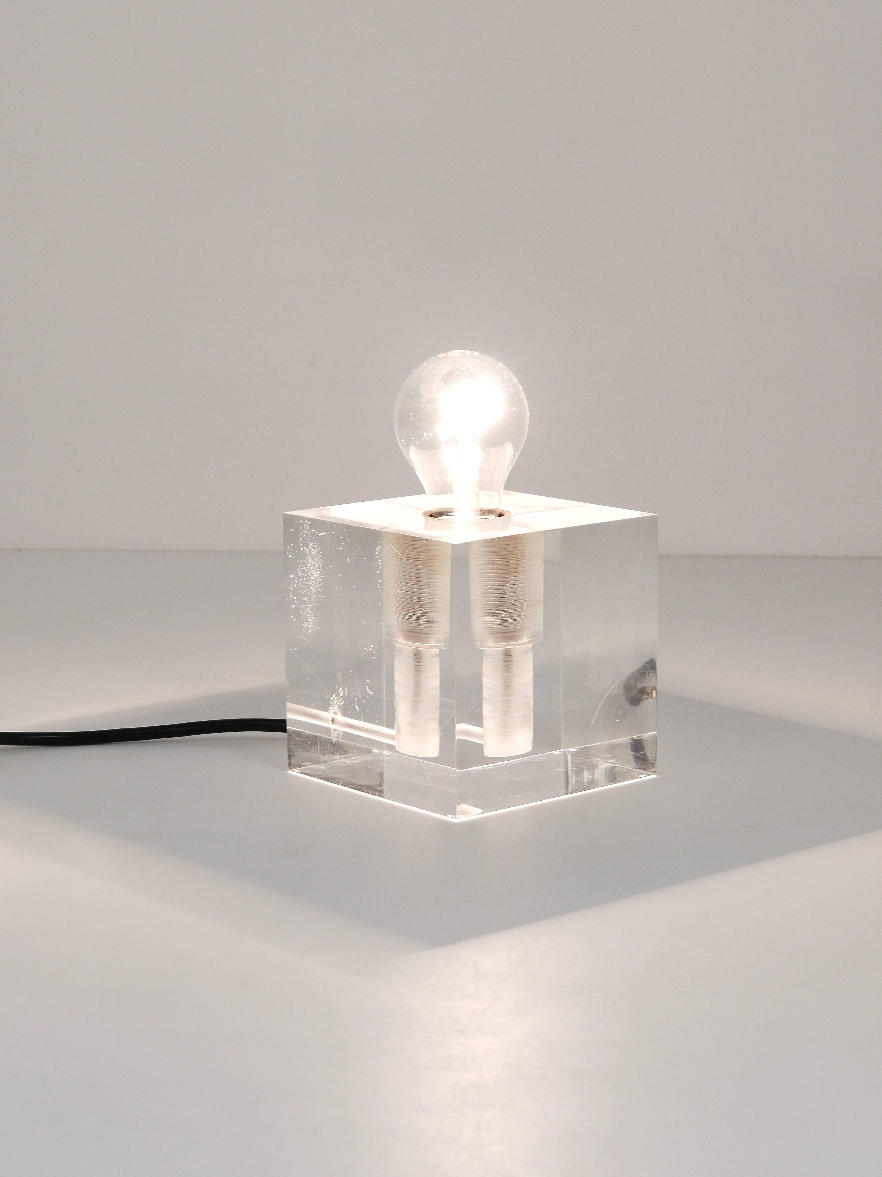 Lucite Lampe de table ou d'appoint cubique postmoderne en lucite, Italie, 1970 en vente