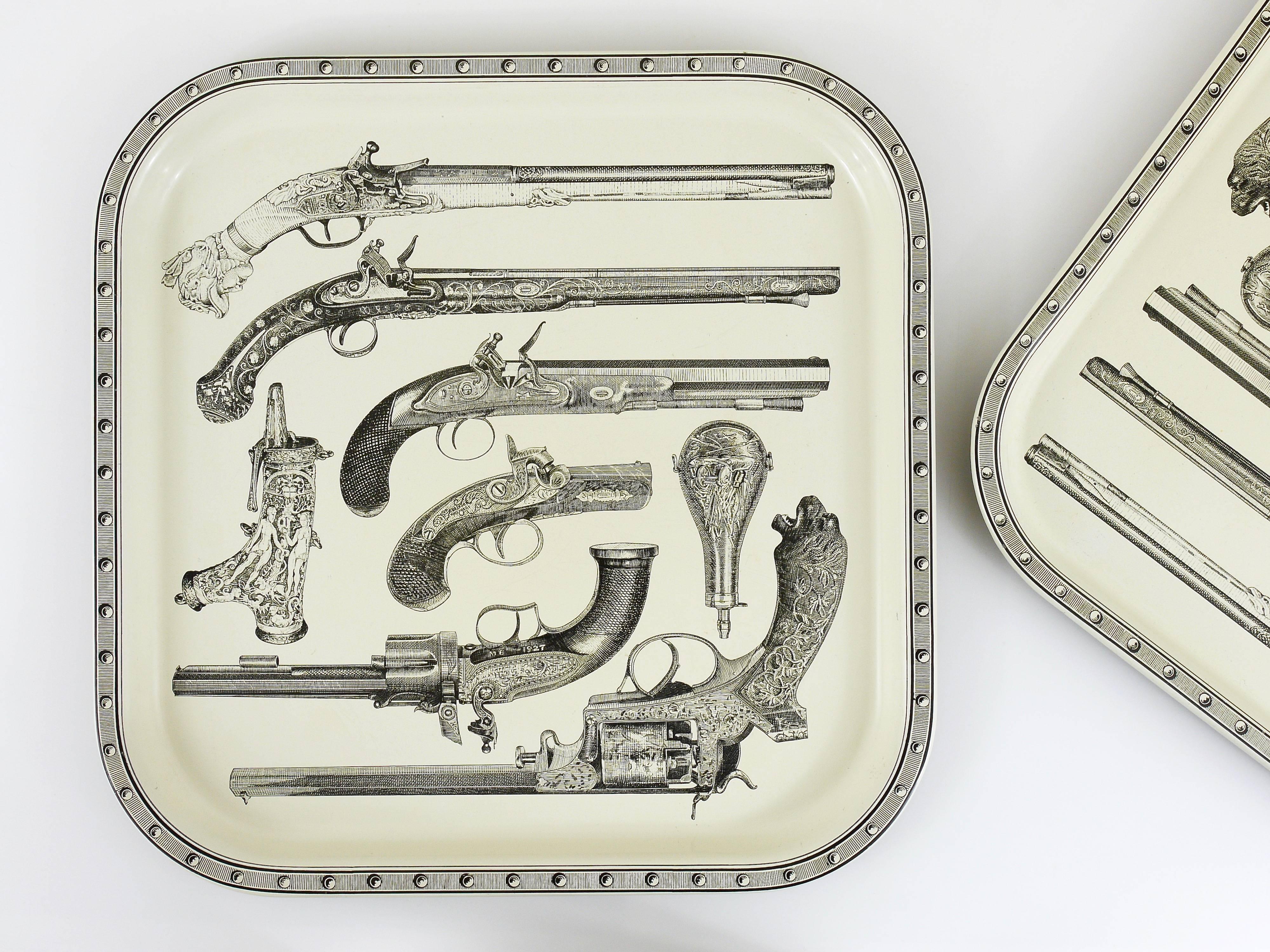 Schönes Serviertablett mit Pistolen und Rotguss von Piero Fornasetti, 1960er Jahre (20. Jahrhundert) im Angebot
