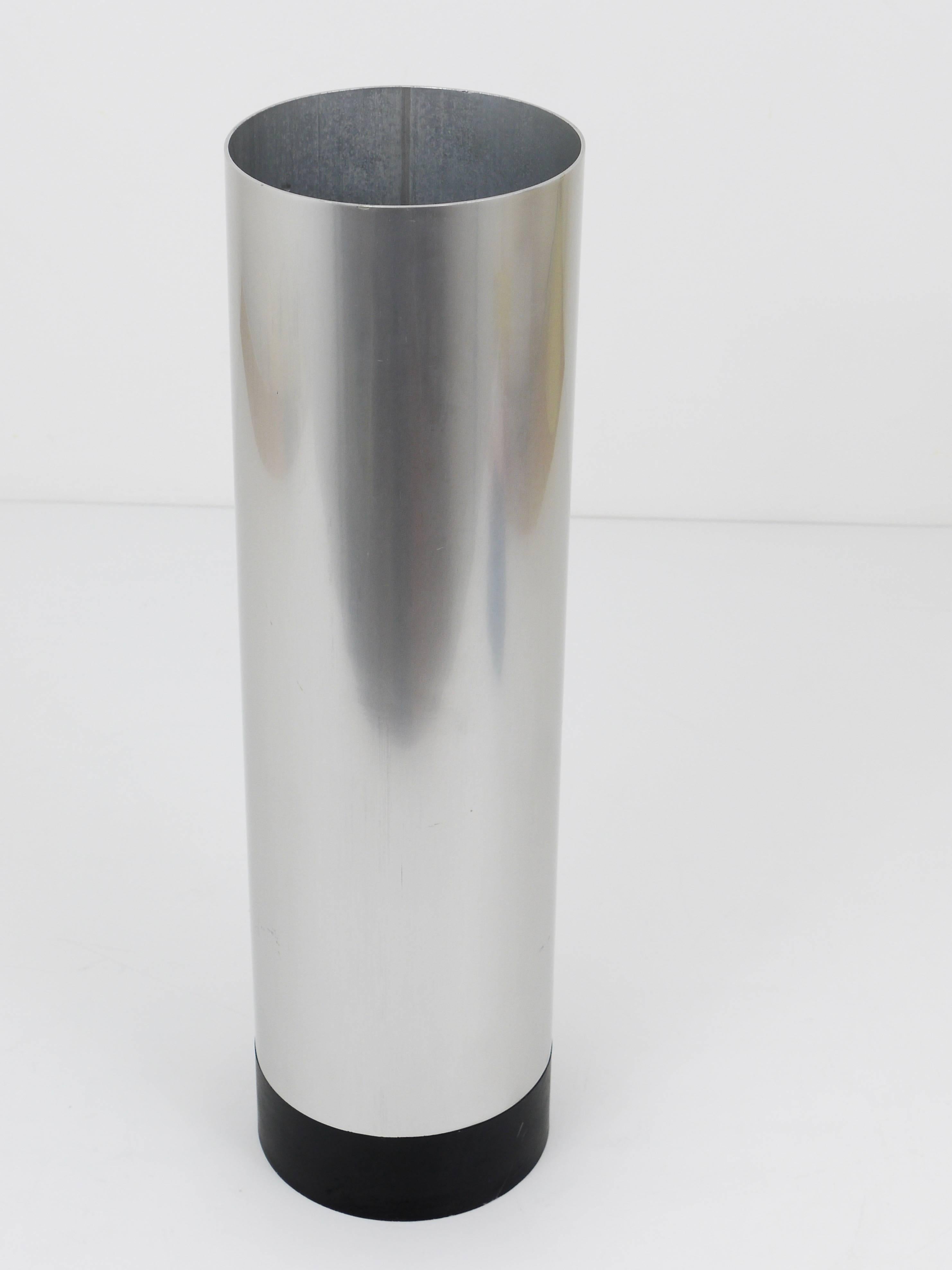 A beautiful cylindric Mid-Century umbrella stand, made of aluminum with a solid black metal base from Austria, 1960s, designed by Franz Hagenauer, executed by Werkstätte Hagenauer, WHW. In very good condition with nice patina. From the estate of