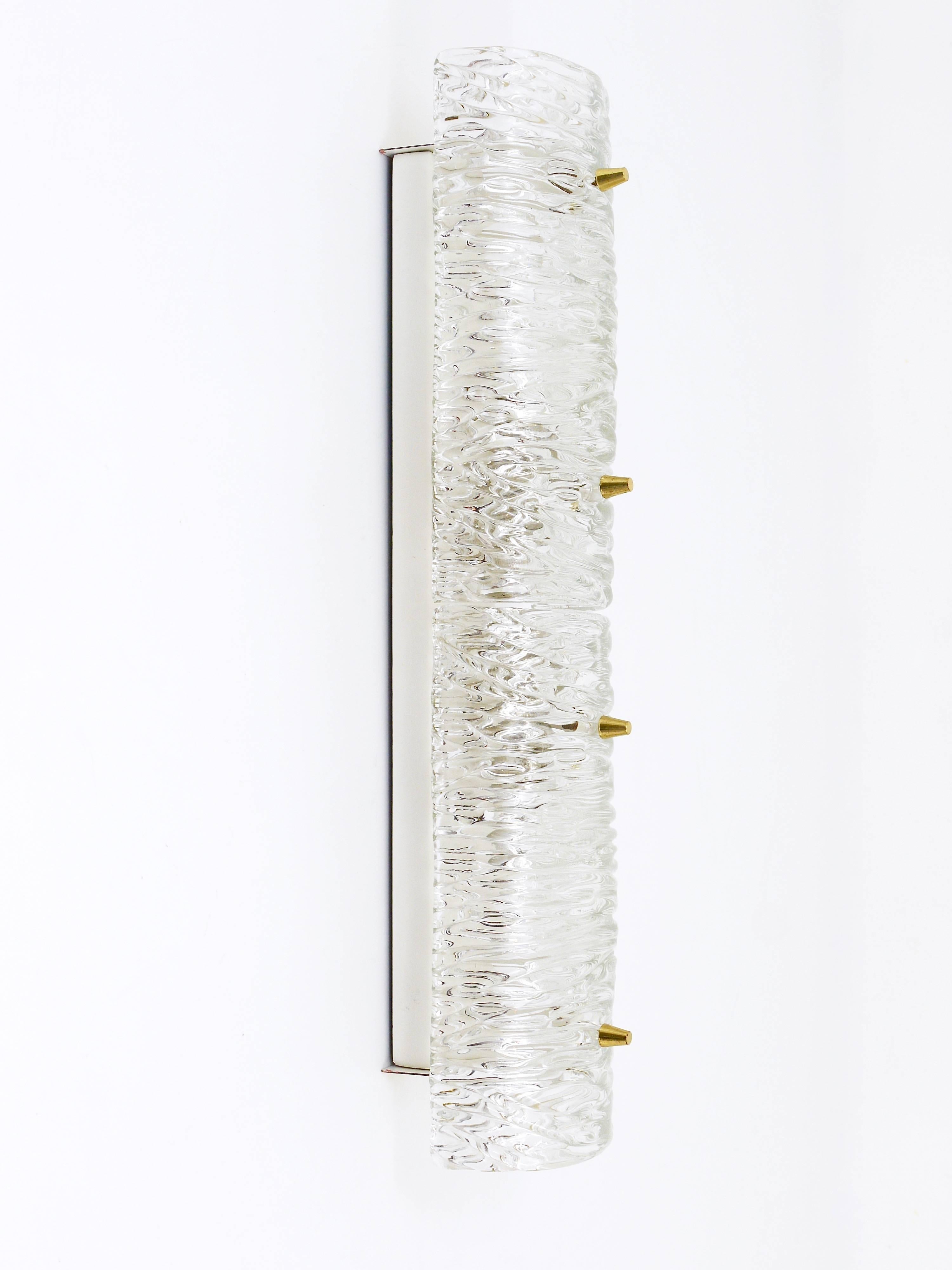 Austrian Long Kalmar Mid-Century Wall Light, Brass and Textured Glass, Austria, 1950s