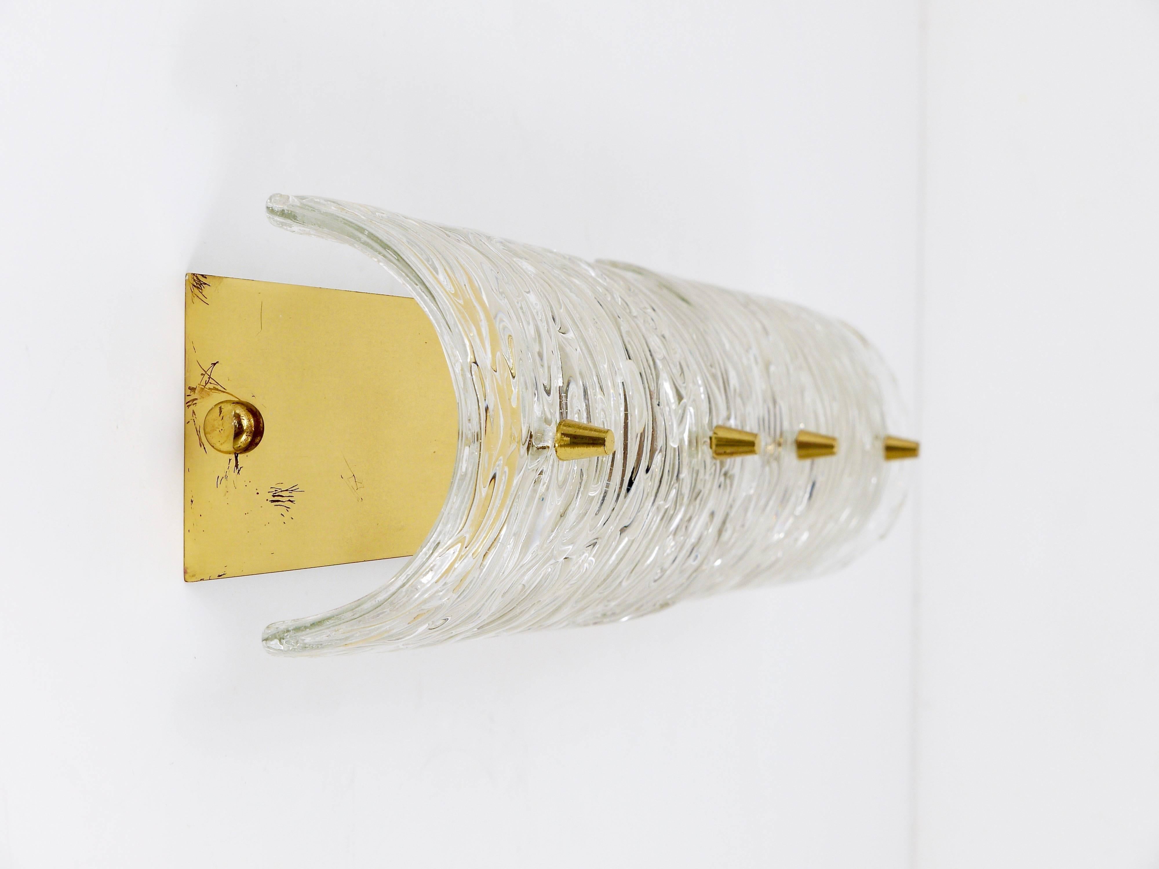 Long Kalmar Mid-Century Wall Light, Brass and Textured Glass, Austria, 1950s 3