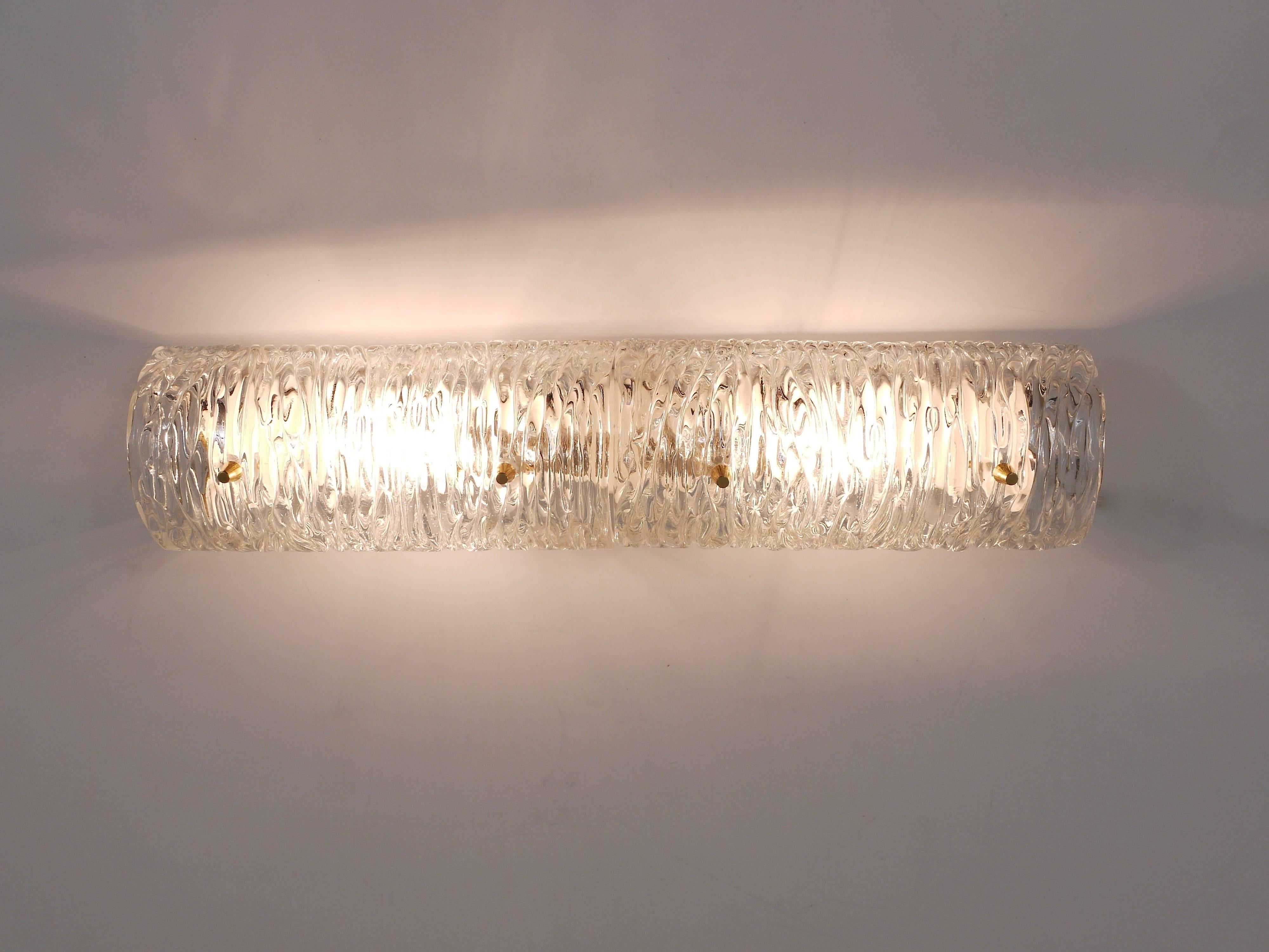 Long Kalmar Mid-Century Wall Light, Brass and Textured Glass, Austria, 1950s 4