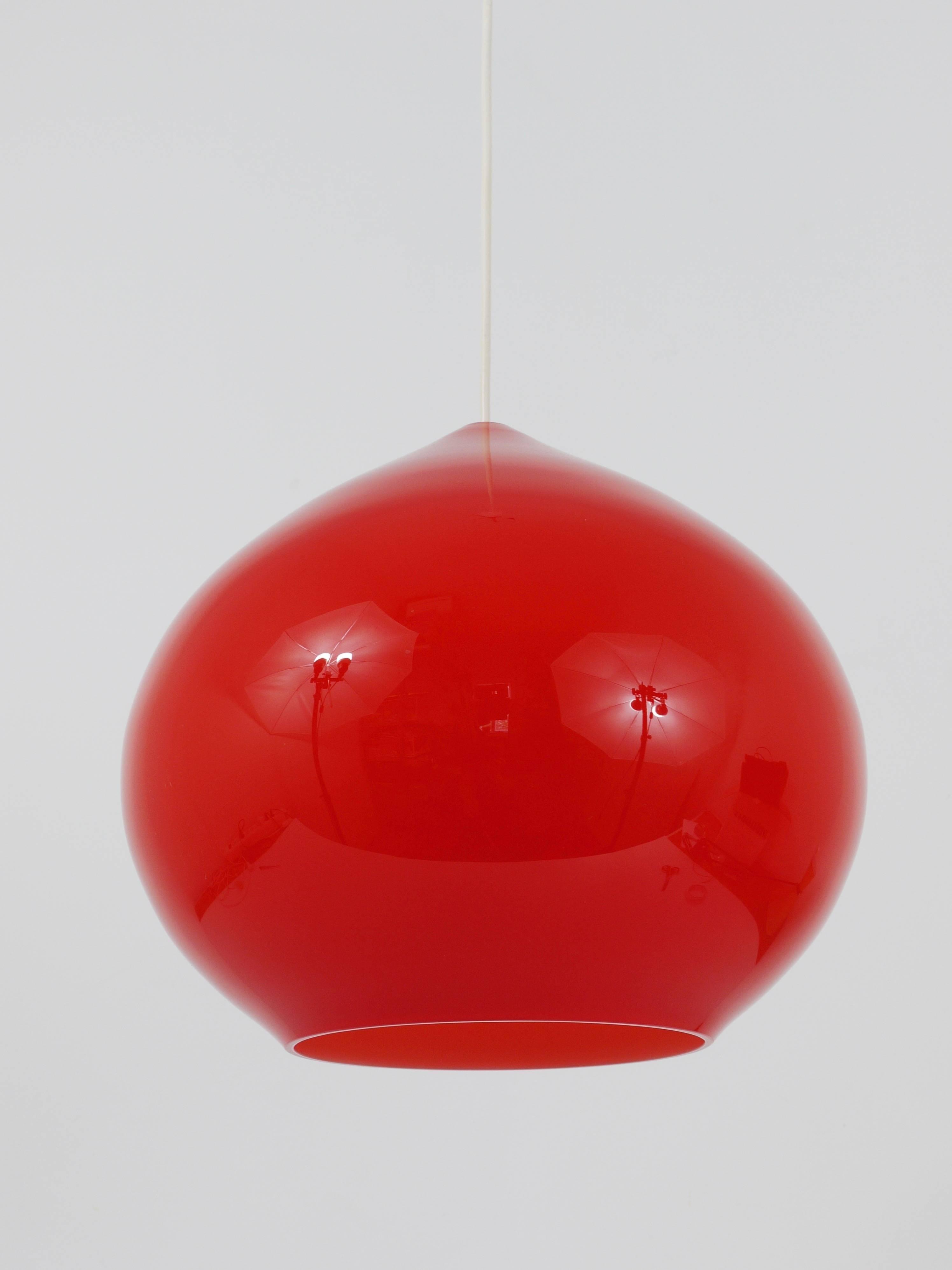A brilliant red drop-shaped glass pendant light from the 1950s, designed by Alessandro Pianon in 1956, manufactured by Vetreria Gino Vistosi, Murano, Italy. Handblown, Sommerso technique of red glass with white interior glass. In very good