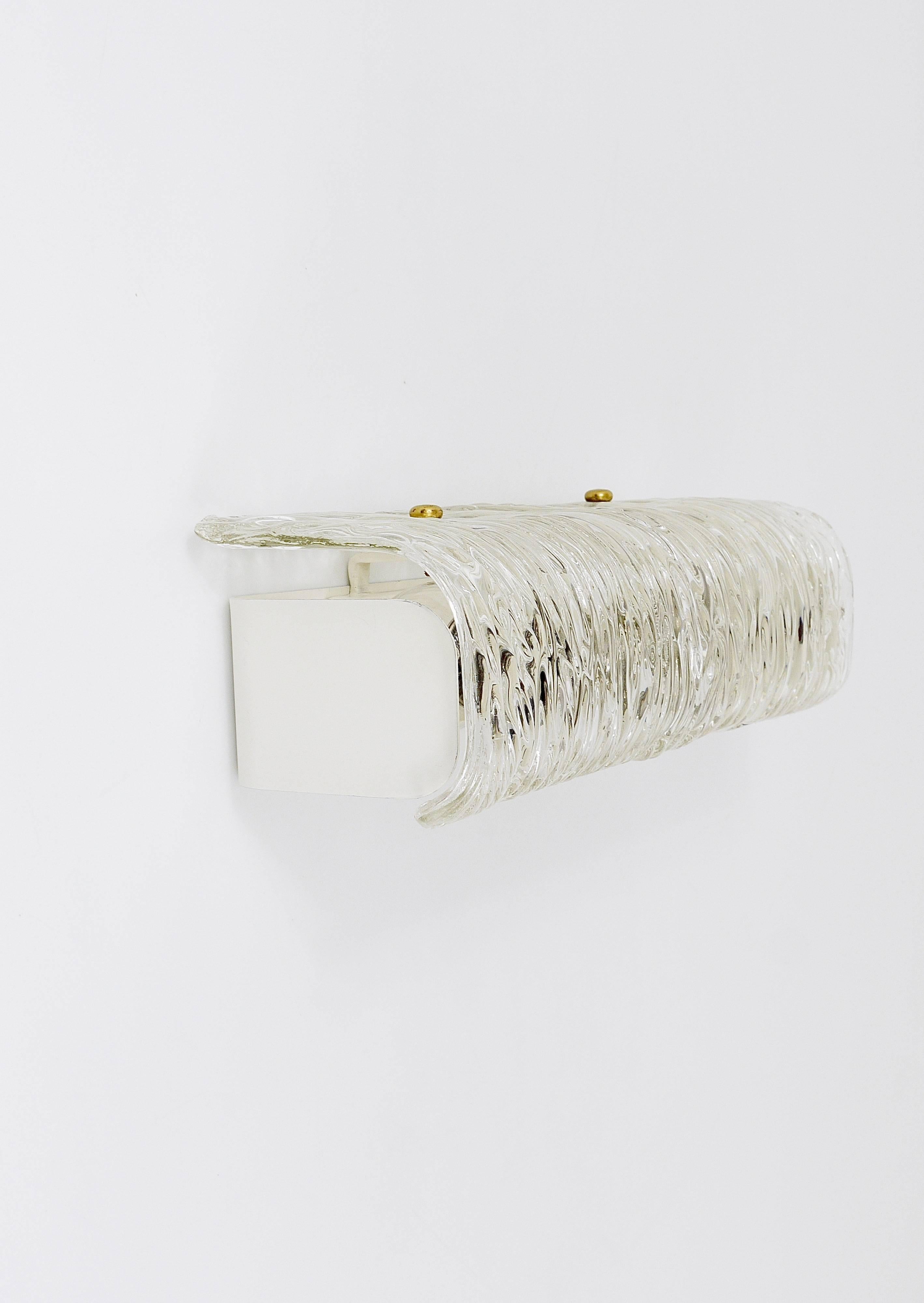 Mid-Century Modern J.T. Kalmar Vanity Mirror Wall Light, Brass & Textured Glass, Austria, 1950s For Sale