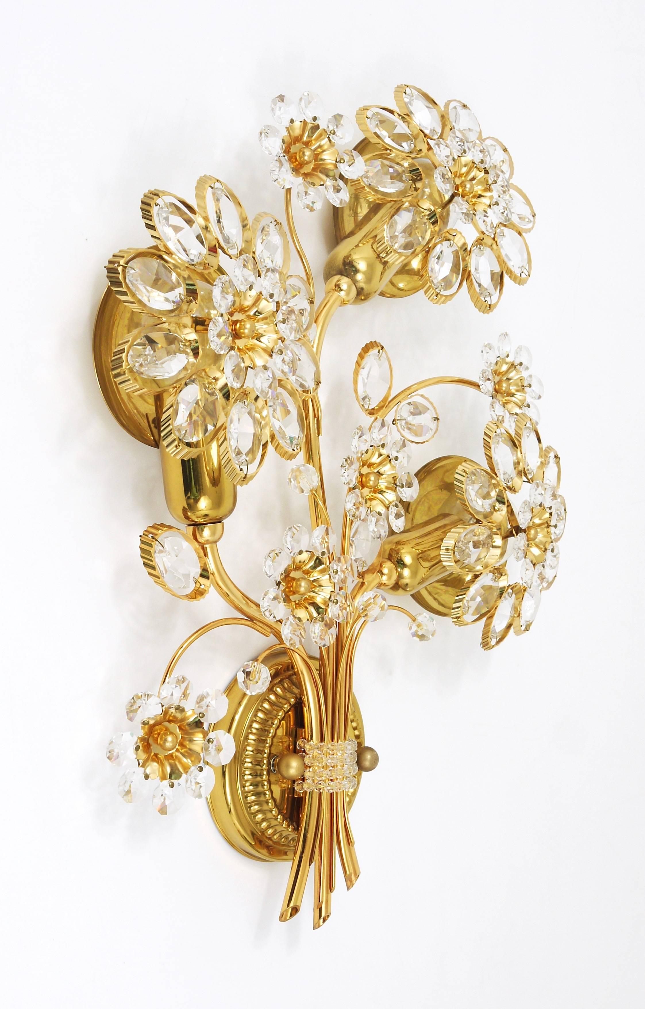 Une belle et énorme applique florale, fabriquée dans les années 1970 par Palwa, Allemagne. Fabriqué en laiton plaqué or avec des pétales en verre de cristal. En parfait état. Nous proposons d'autres appliques, miroirs et lustres Palwa assortis dans