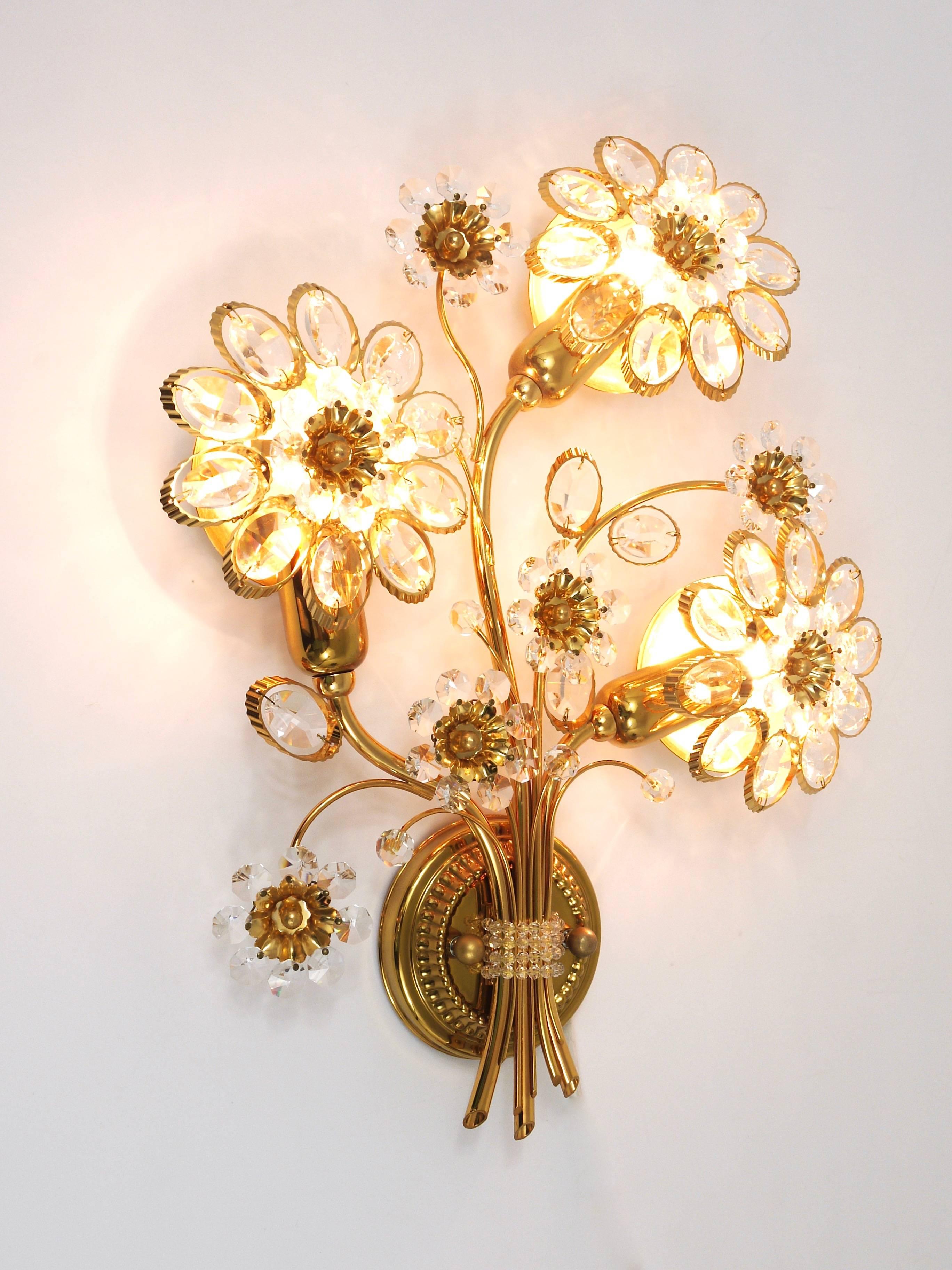 Ernst Palme Palwa Gilt Brass Crystal Flower Wall Light Sconce, Germany, 1970s In Good Condition For Sale In Vienna, AT