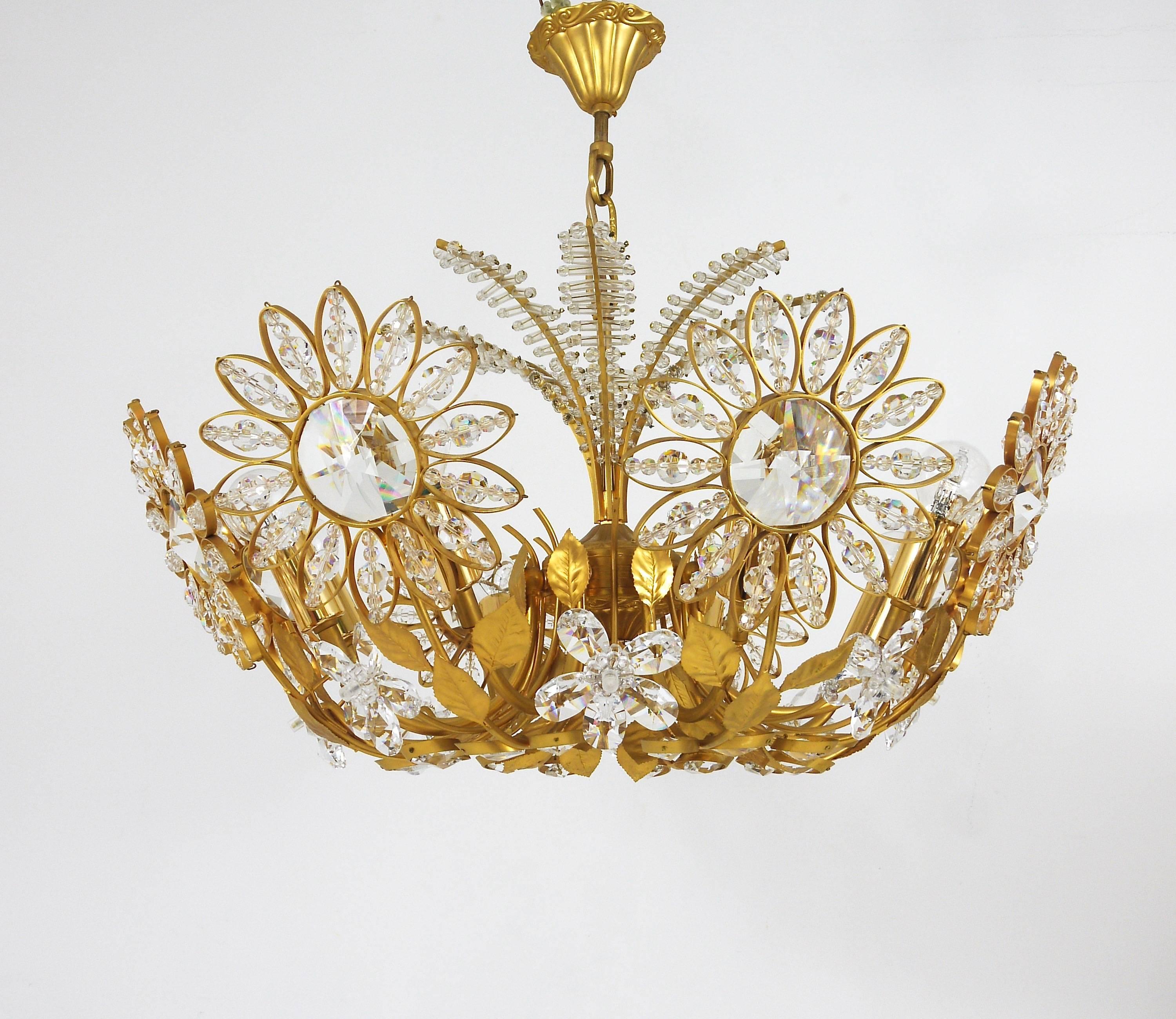 Ernst Palme Palwa Blumen-palmen-Kronleuchter, vergoldetes Messing und Kristalle, 1970er Jahre (20. Jahrhundert) im Angebot
