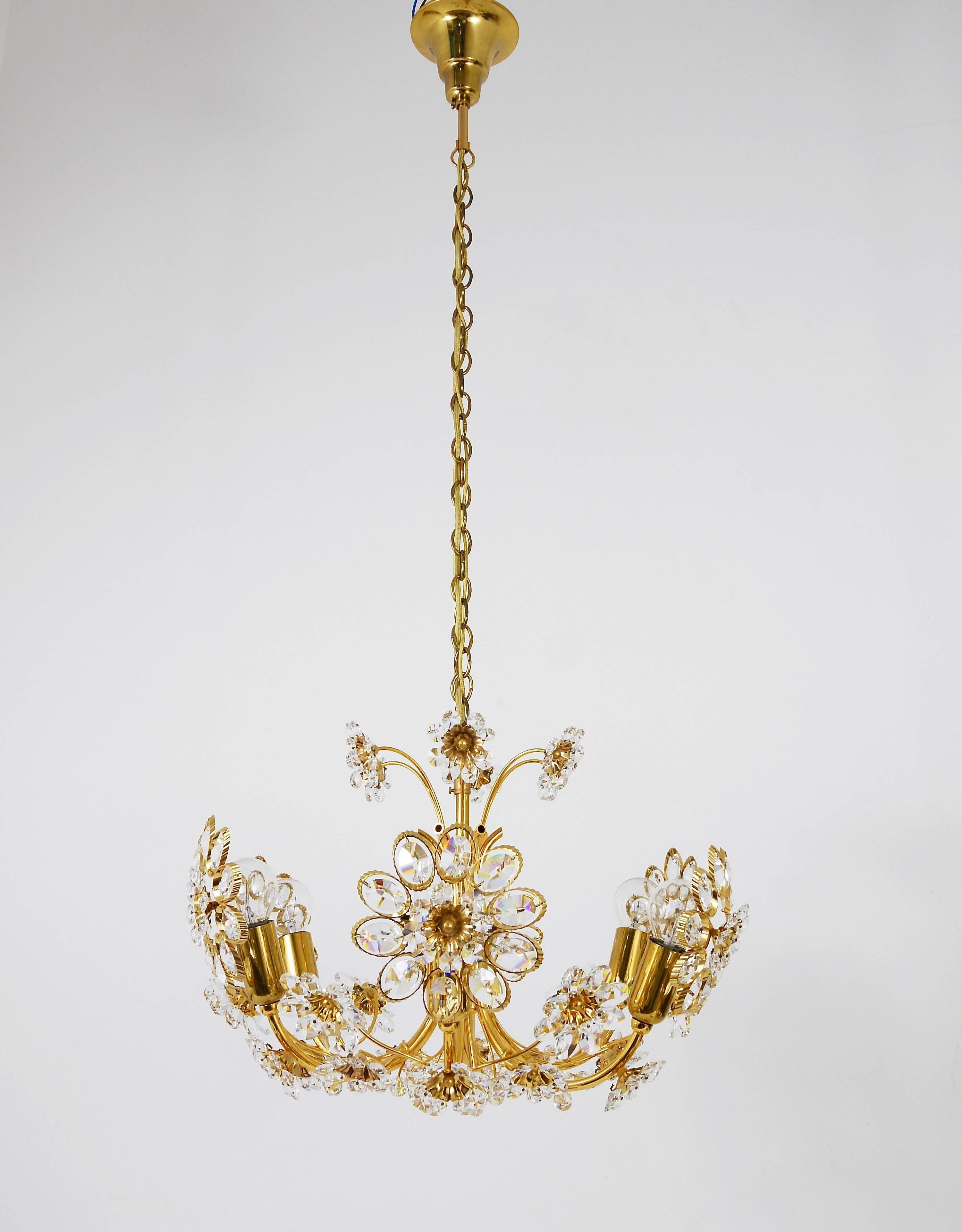 A beautiful handcrafted floral chandelier, manufactured in the 1970s by Palwa Germany. Made of gold-plated brass with faceted crystal glass petals. Has six light sources. In excellent condition.
Please see our matching sconces and wall mirrors in