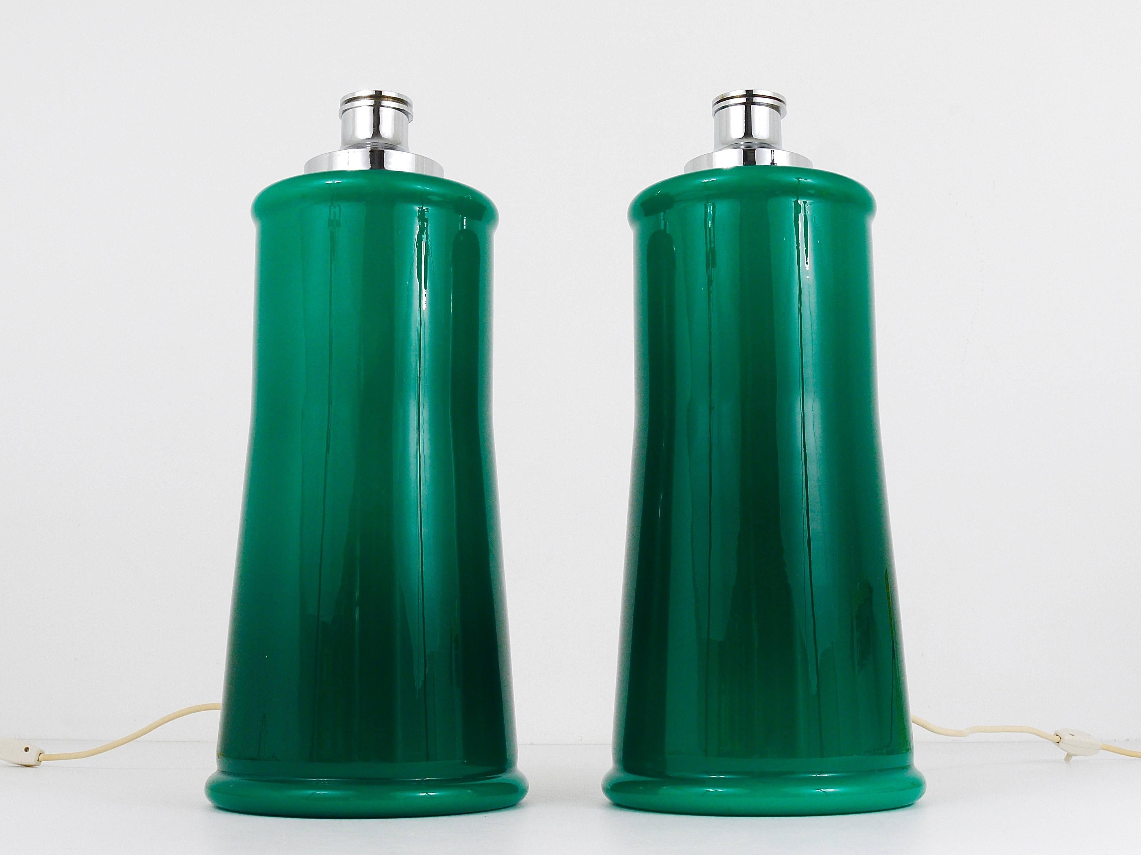 Ein Paar große Beistell- oder Tischlampen aus grünem Muranoglas, Italien, 1960er Jahre (Italienisch) im Angebot