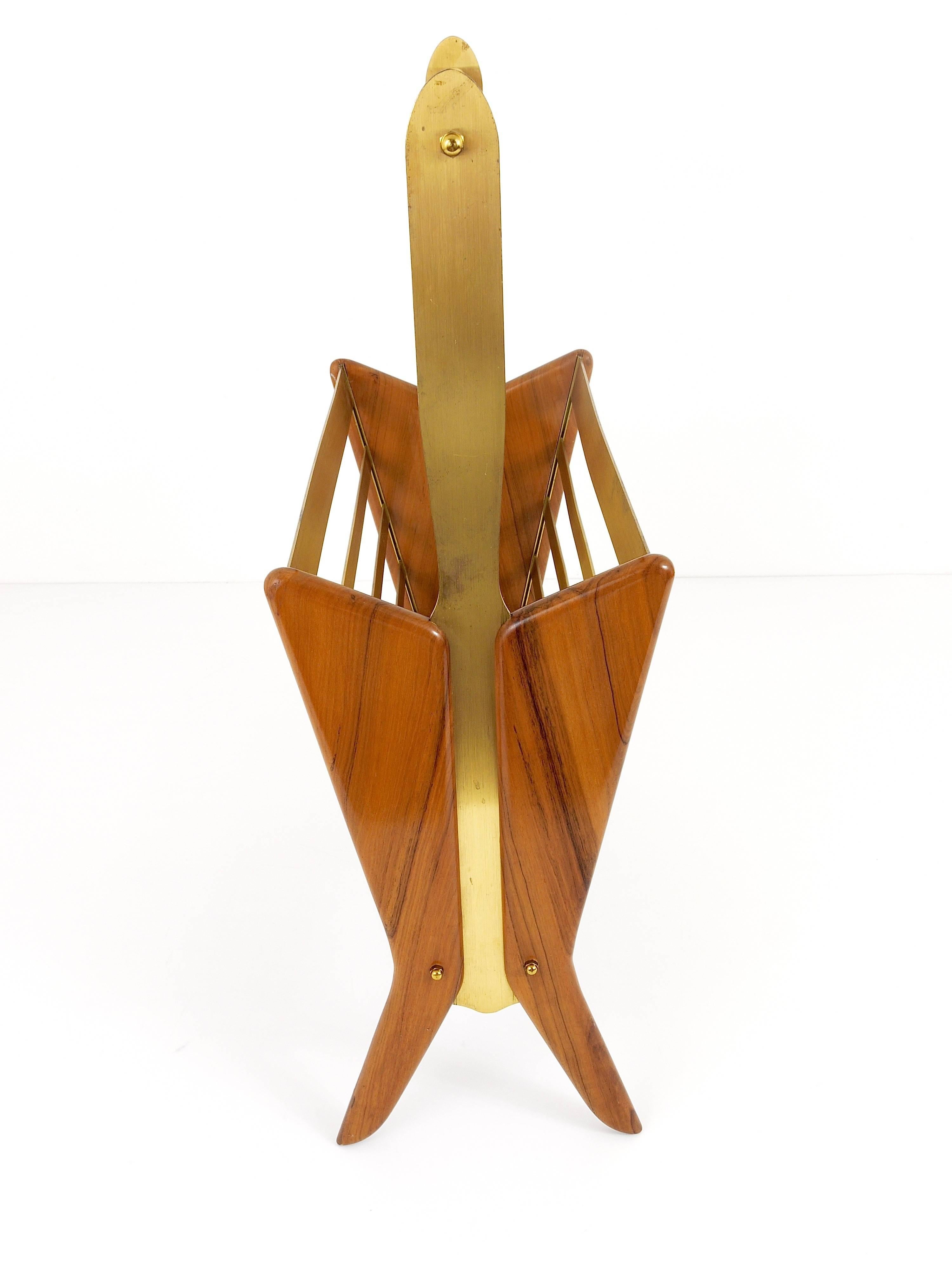 A beautiful Mid-Century magazine stand in the style of Ico Parisi from the 1950s. Made of wood and brass, has a stylish shape and is in very good condition.