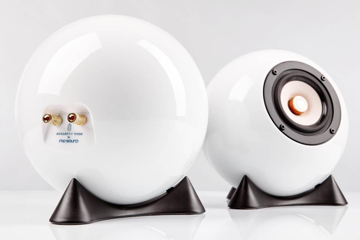 These beautiful ball speakers are the result of the collaboration of mo° sound and the well-known porcelain manufacture Augarten, both located in Vienna. The ball speakers are cast seamlessly with the typical Augarten porcelain blend, then fired
