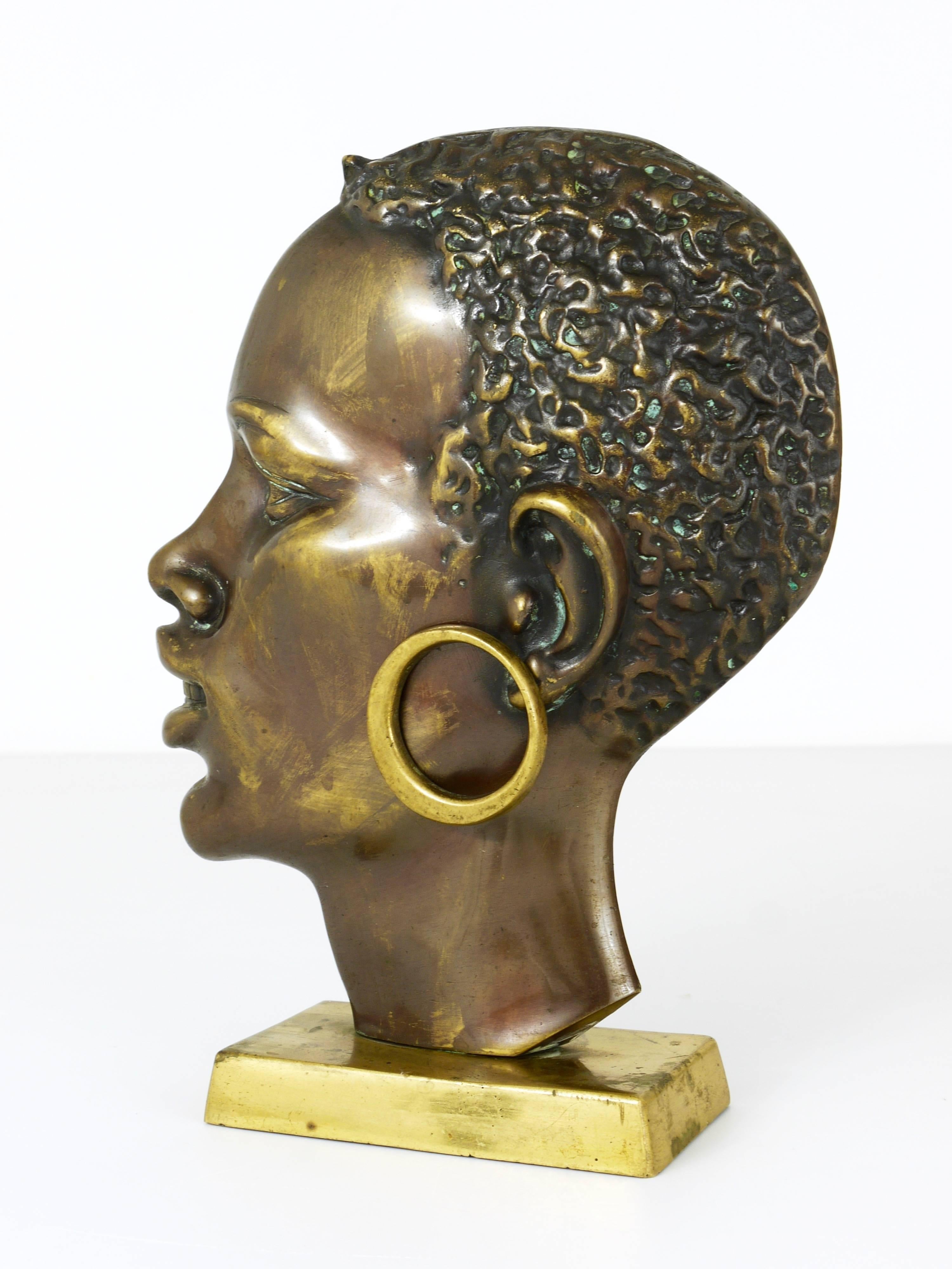 Mid-Century Modern Magnifique buste en laiton d'une femme africaine à la manière de Hagenauer, Autriche, années 1950 en vente