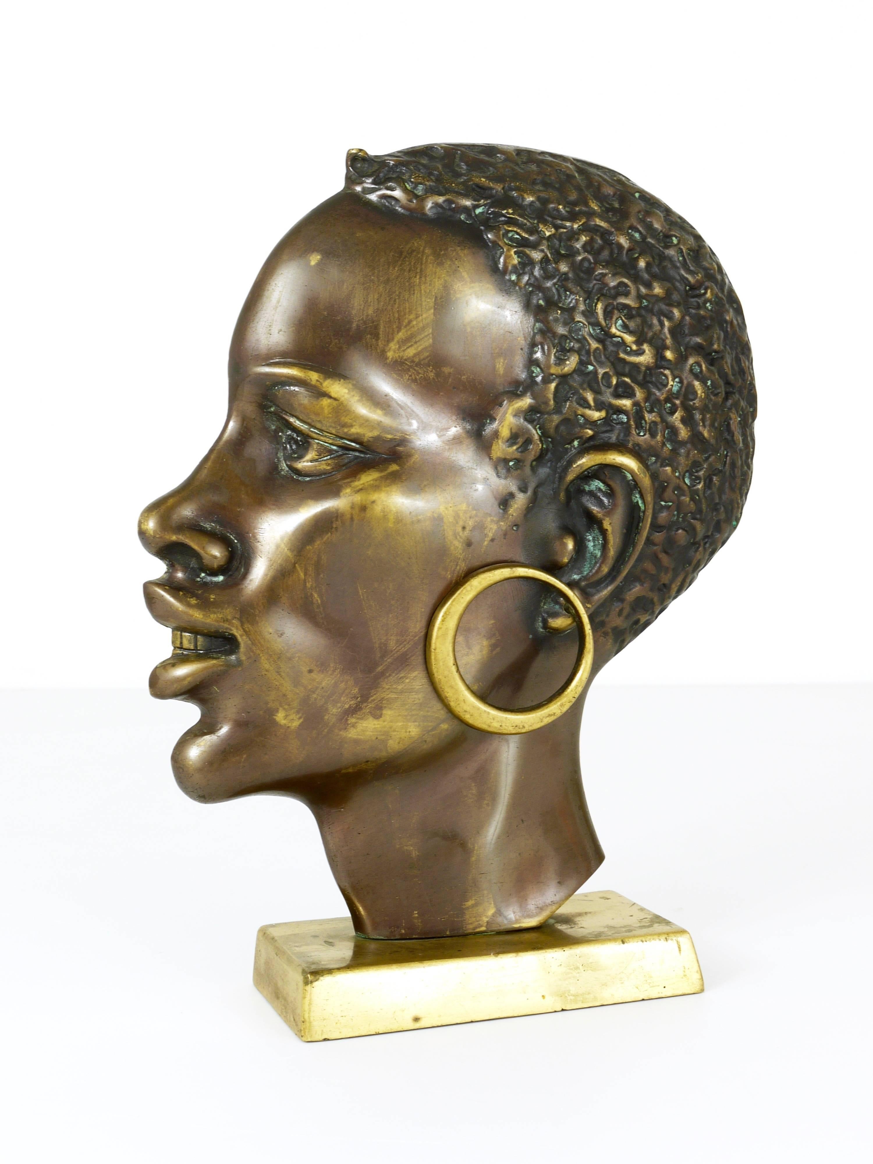 Autrichien Magnifique buste en laiton d'une femme africaine à la manière de Hagenauer, Autriche, années 1950 en vente