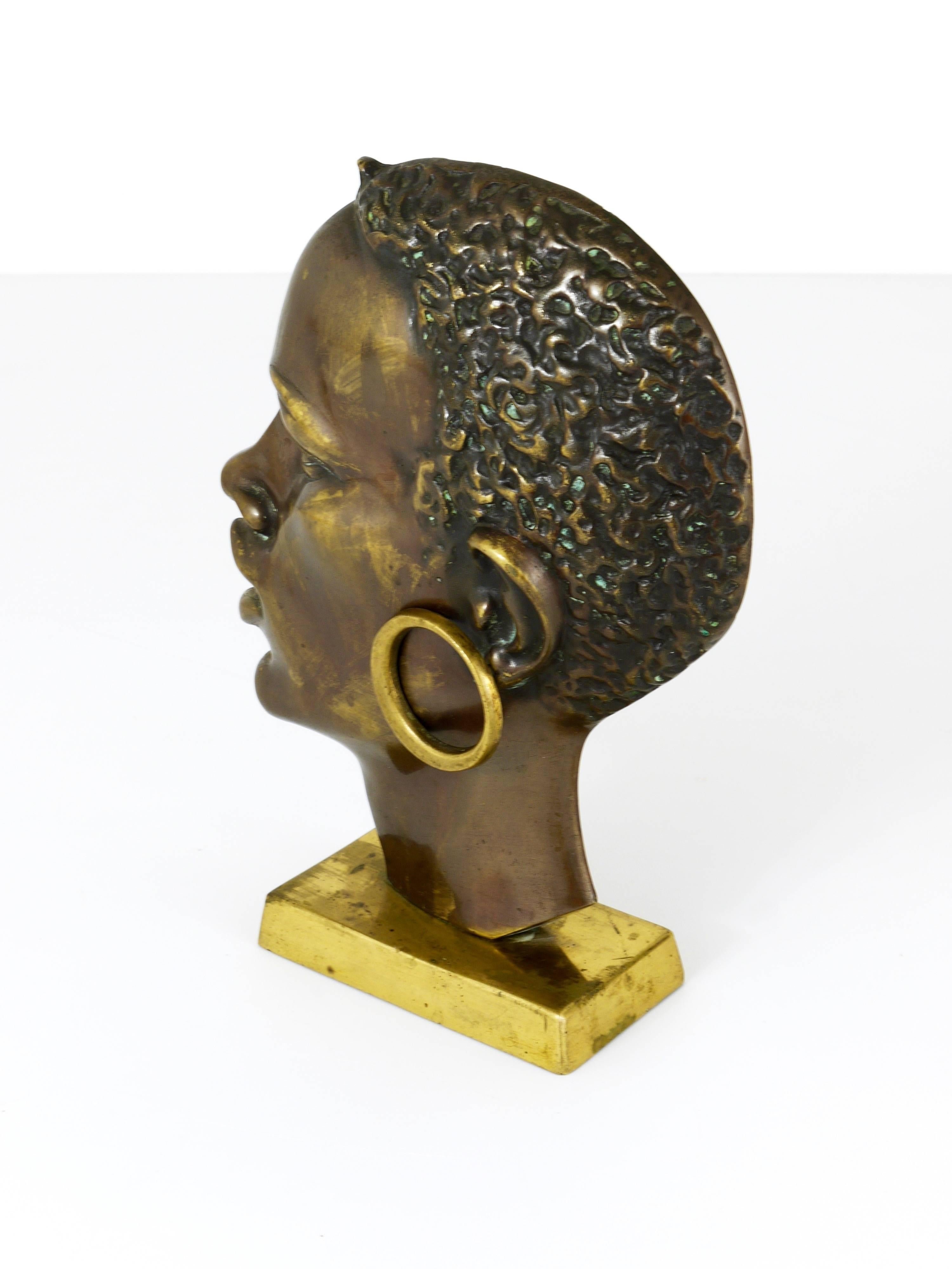 Magnifique buste en laiton d'une femme africaine à la manière de Hagenauer, Autriche, années 1950 Bon état - En vente à Vienna, AT