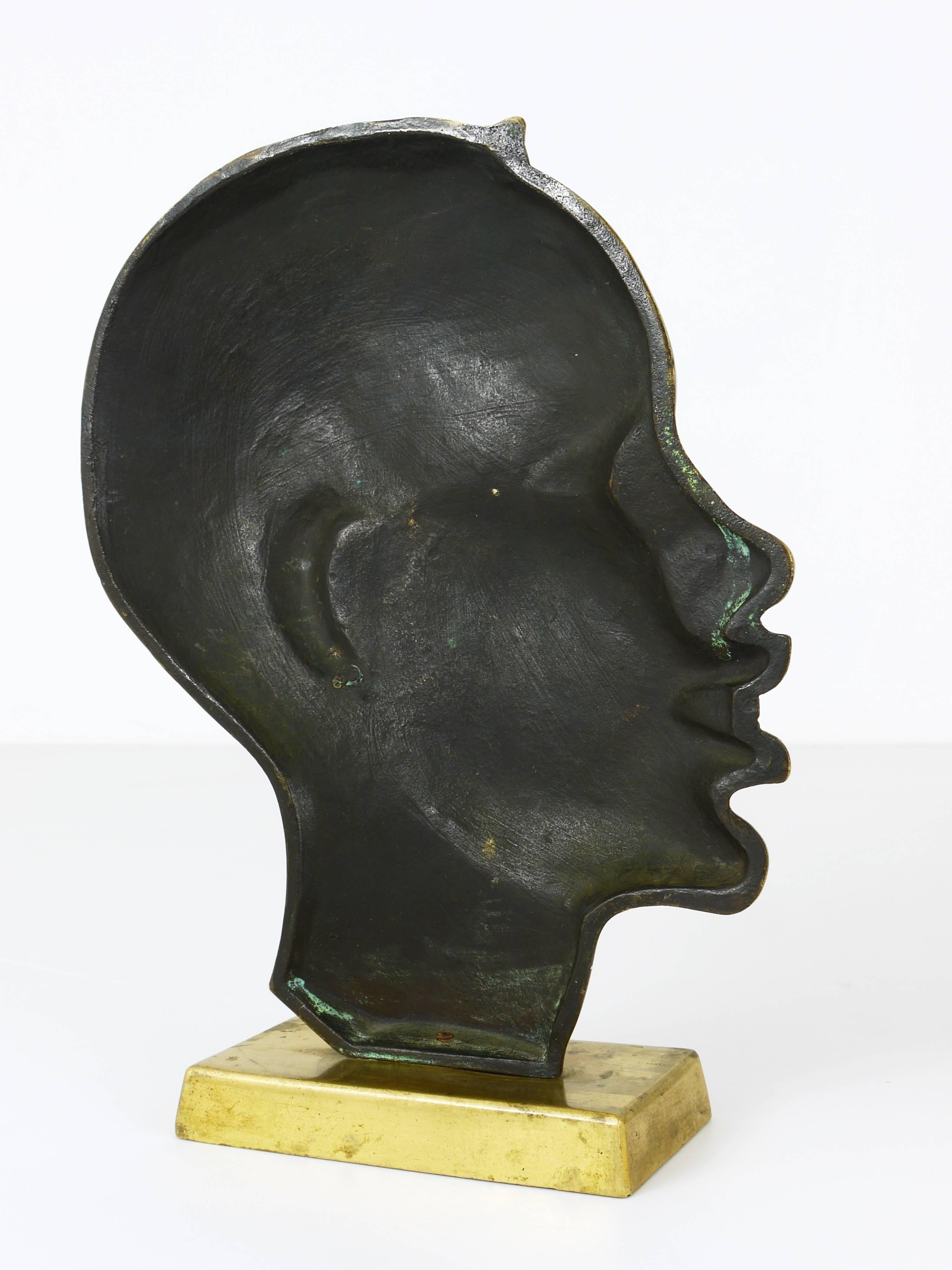Laiton Magnifique buste en laiton d'une femme africaine à la manière de Hagenauer, Autriche, années 1950 en vente