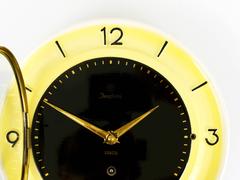 Pastellgelbe Junghans Messing-Wanduhr aus der Jahrhundertmitte:: Deutschland:: 1950er Jahre