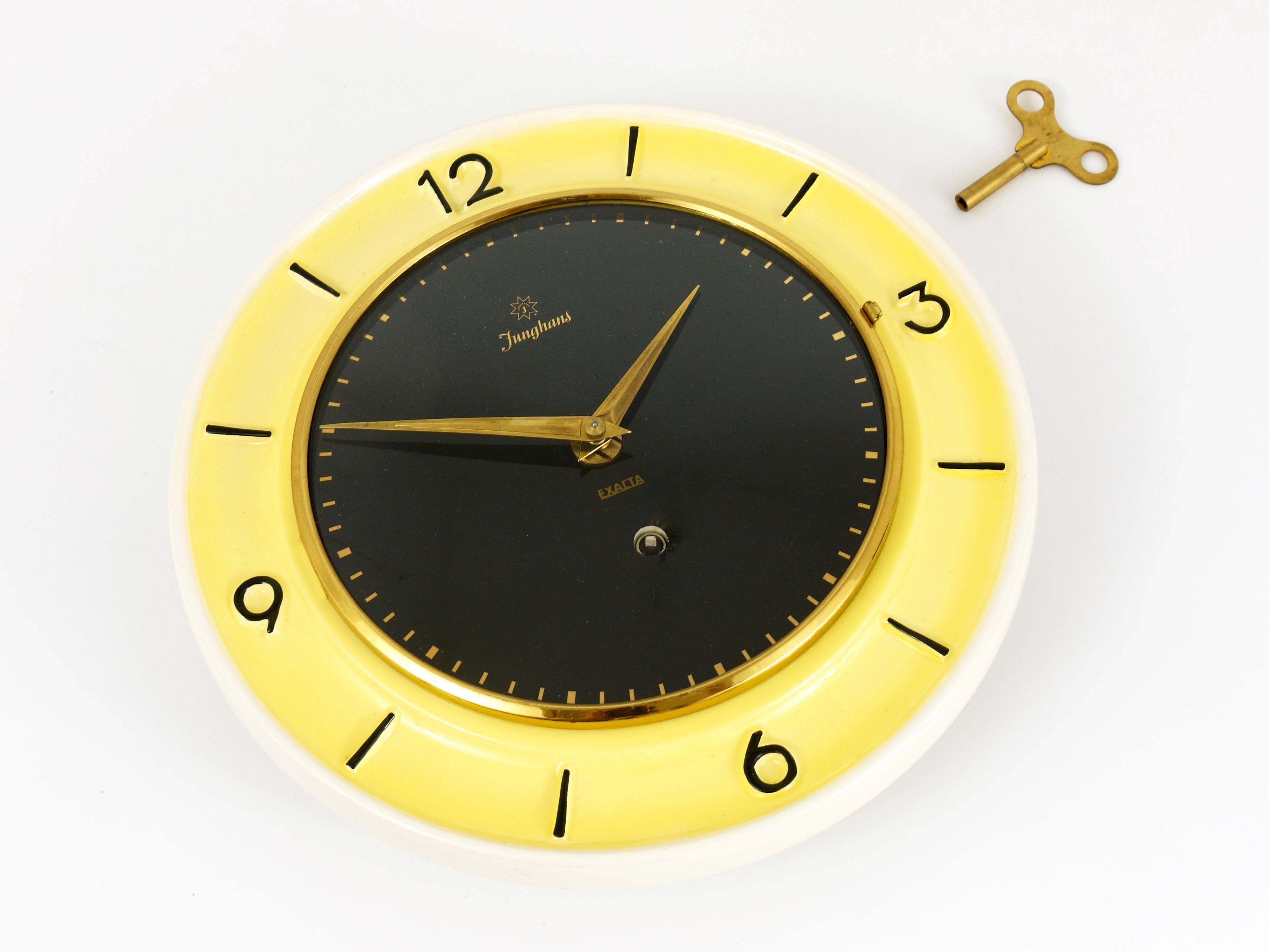 pastel yellow clock icon