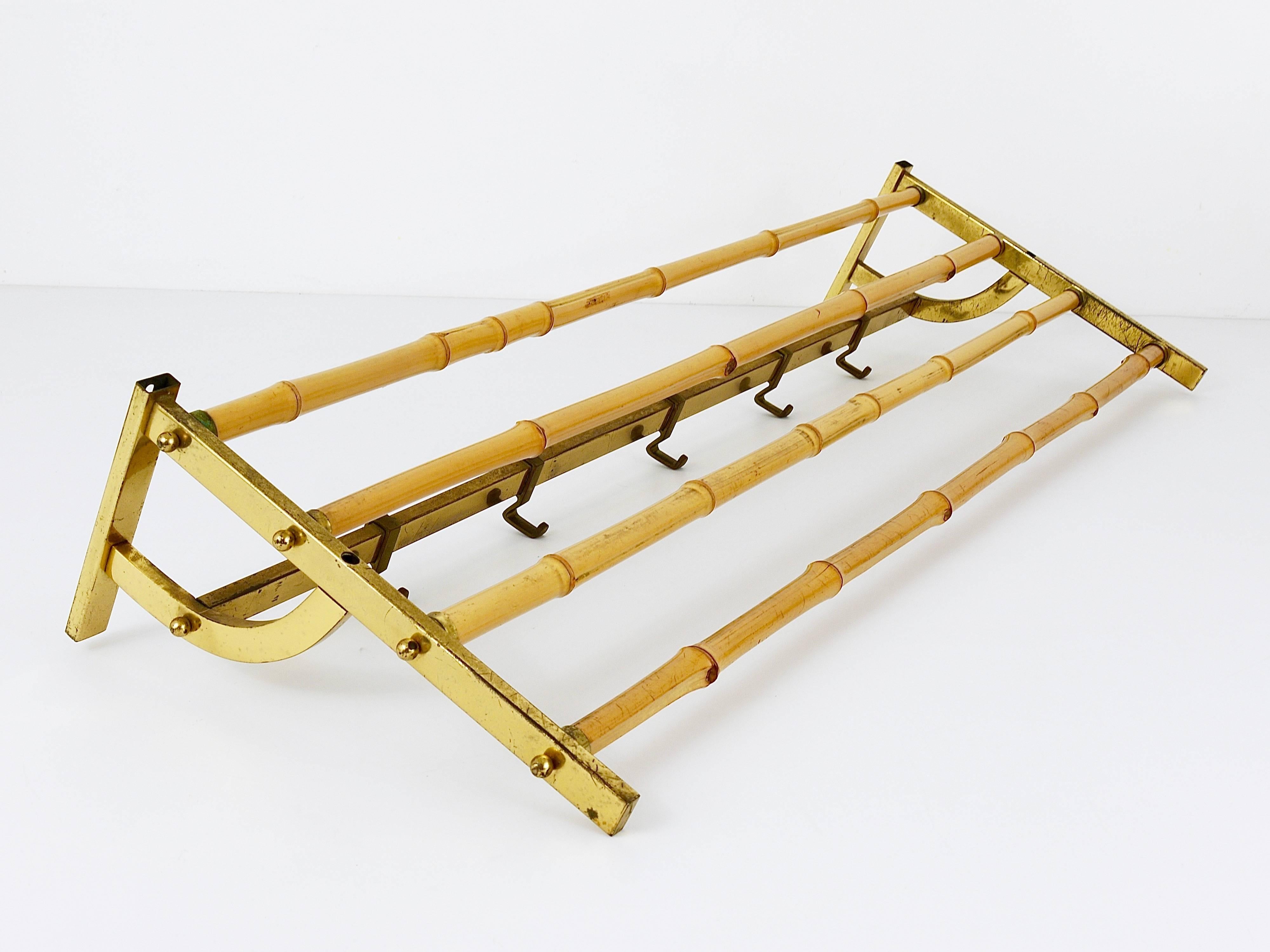 A beautiful modernist coat rack, made of brass and bamboo from the 1950s. In good condition with signs of age on the brass. 