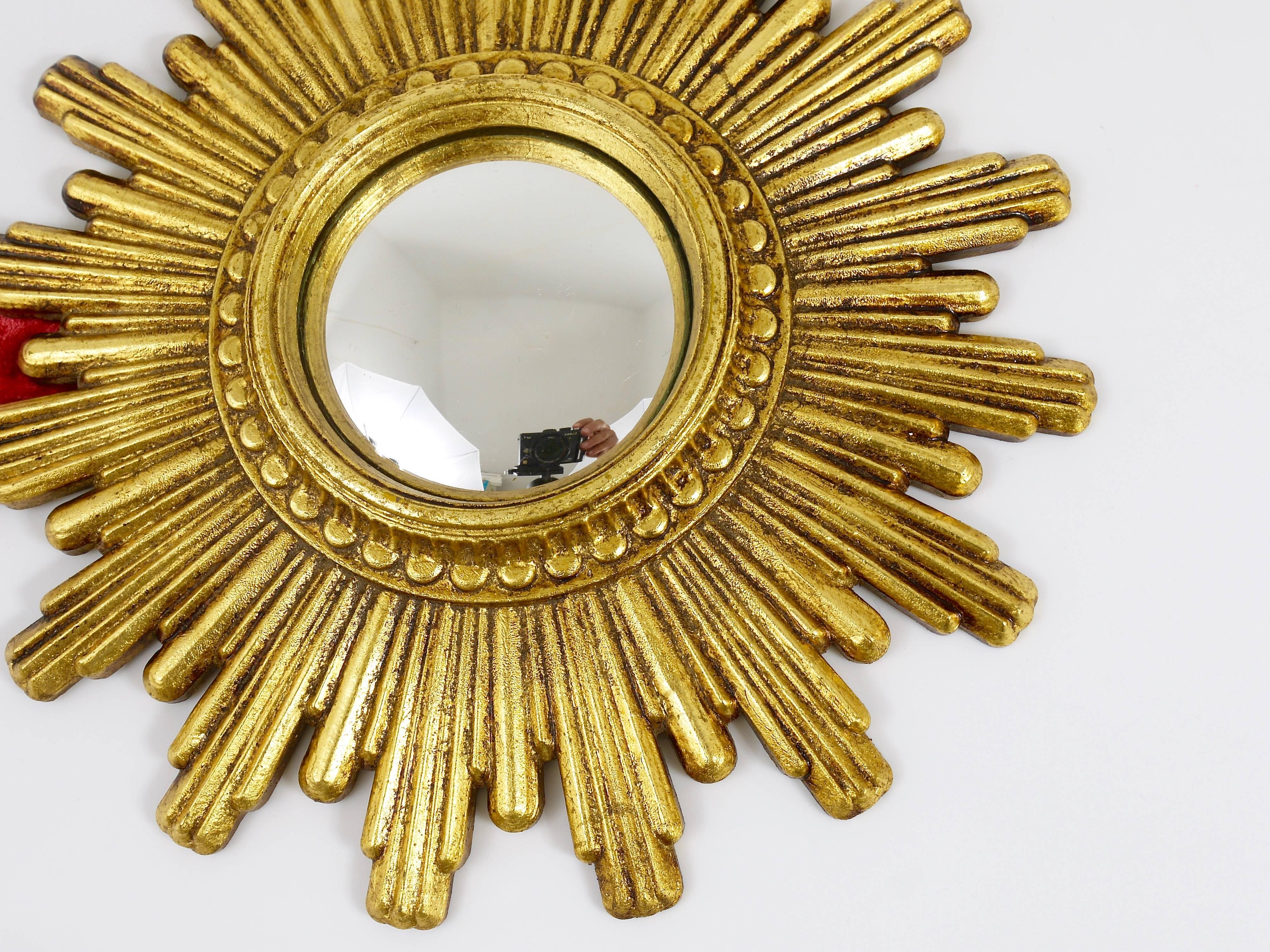 A beautiful French sunburst mirror from the 1960s with convex mirror glass. Made of resin, in very good condition. Total diameter: 9.5