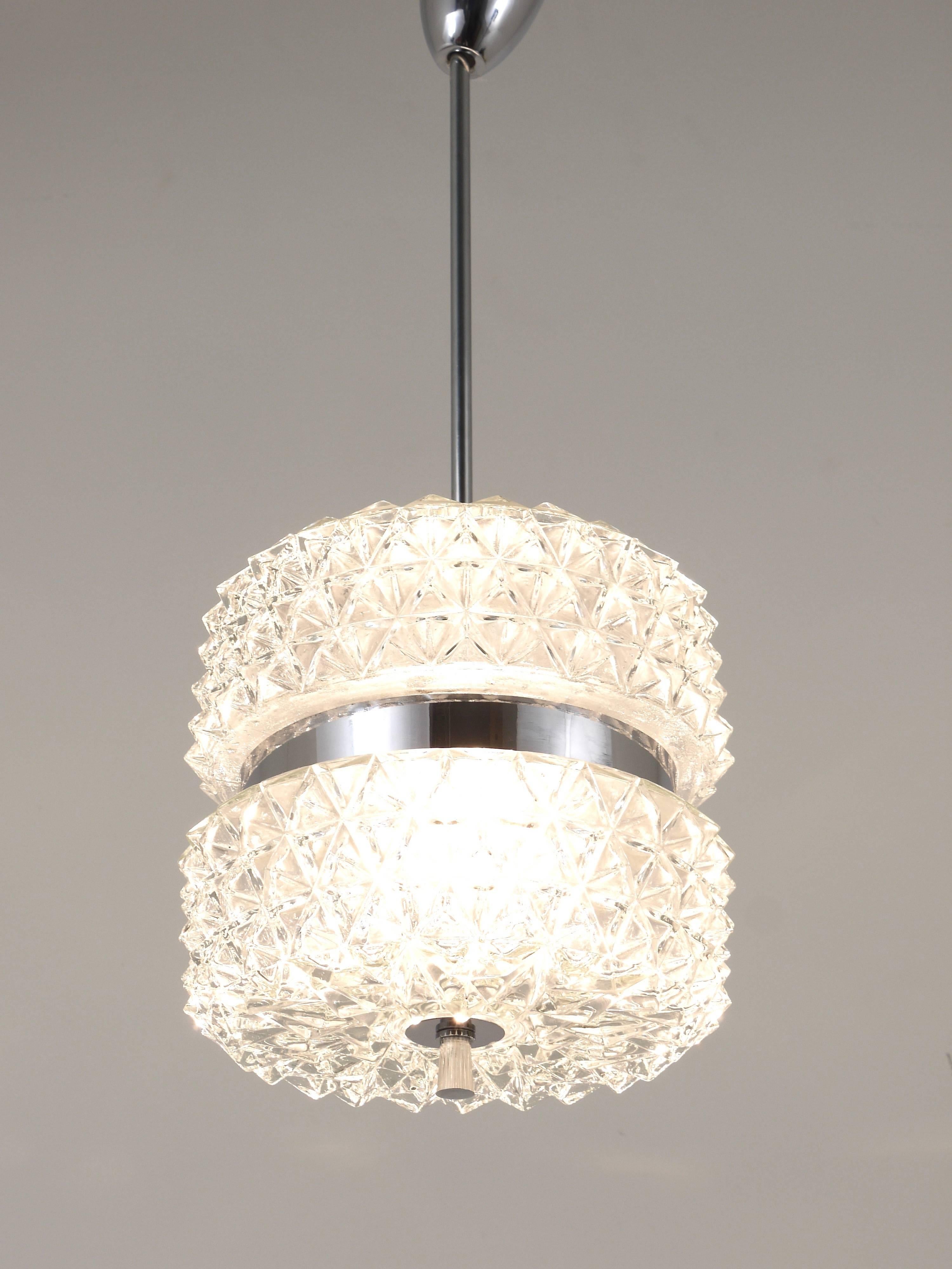 Lampada a sospensione in stile Karl Fagerlund in cromo e vetro sfaccettato degli anni '60 in vendita 1
