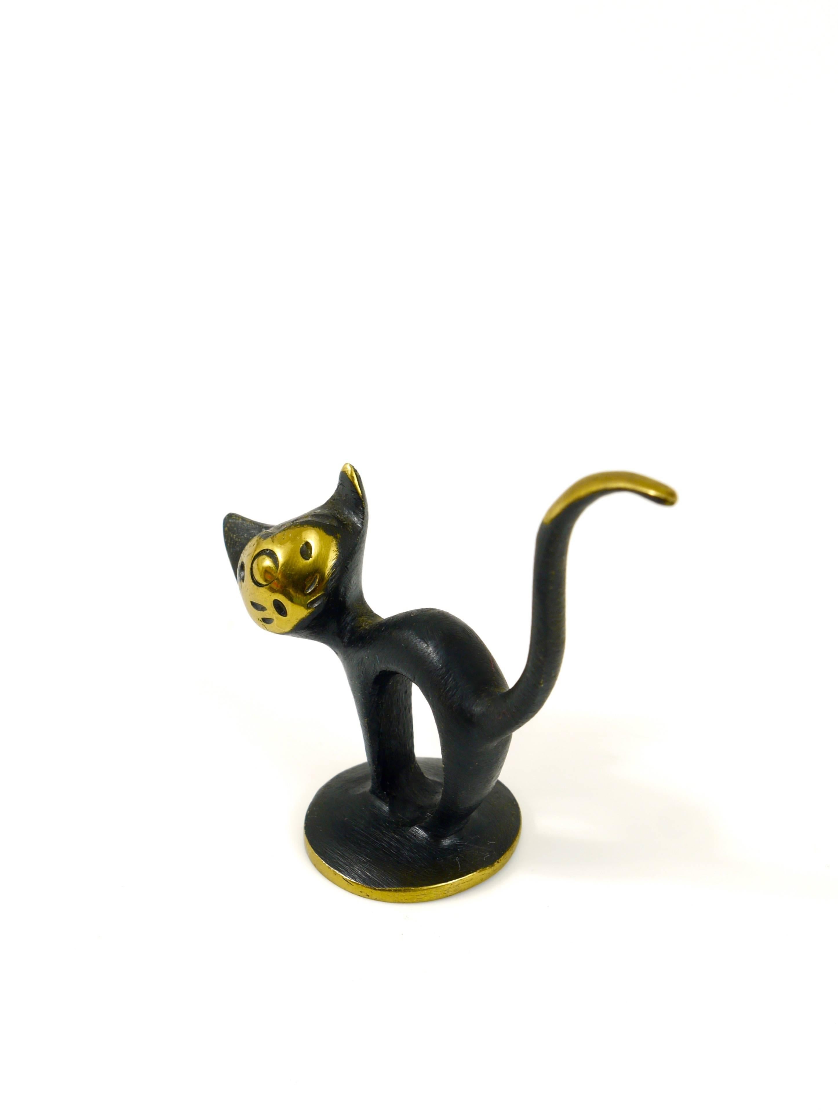 A beautiful cat figurine, made of brass designed by Walter Bosse, executed by Hertha Baller, Austria in the 1950s, marked. In very good condition.