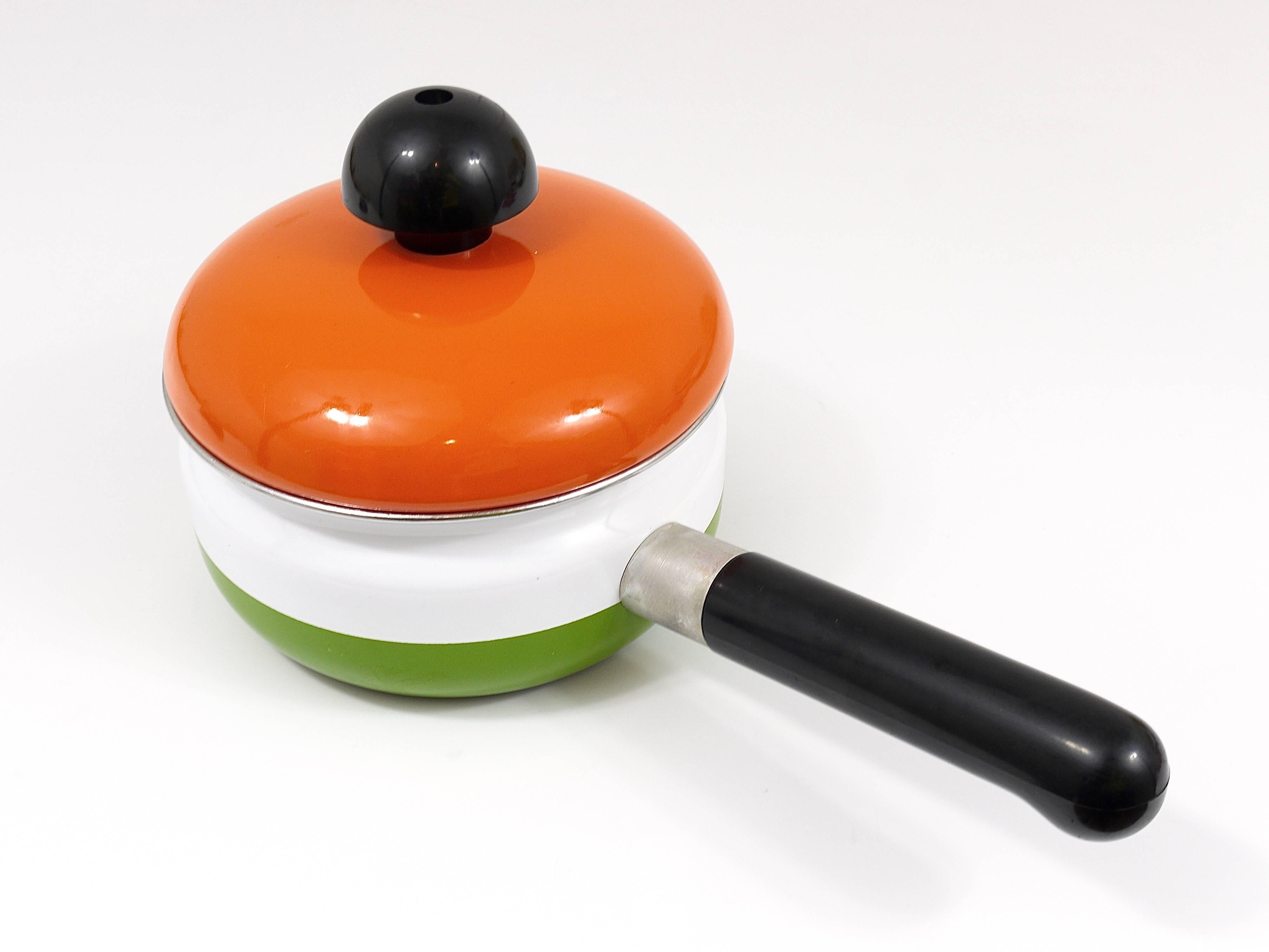 Un magnifique pot émaillé avec couvercle, conçu par Carl Aubock Vienne.
Exécuté par Riess, Autriche, années 1970. Diamètre sans poignée 6.25