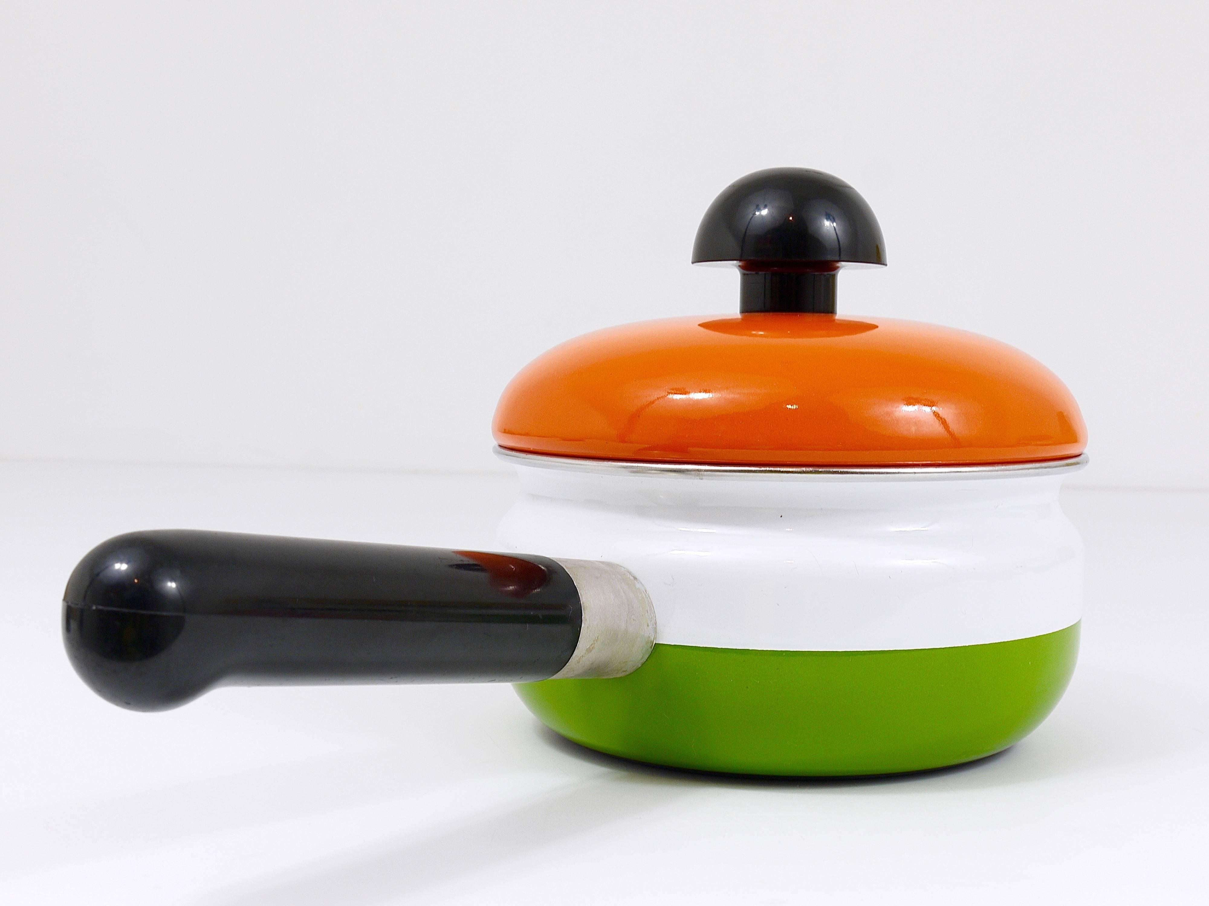 Autrichien Pot émaillé Carl Aubock avec couvercle par Riesss, orange, blanc, vert, Autriche, 1970 en vente