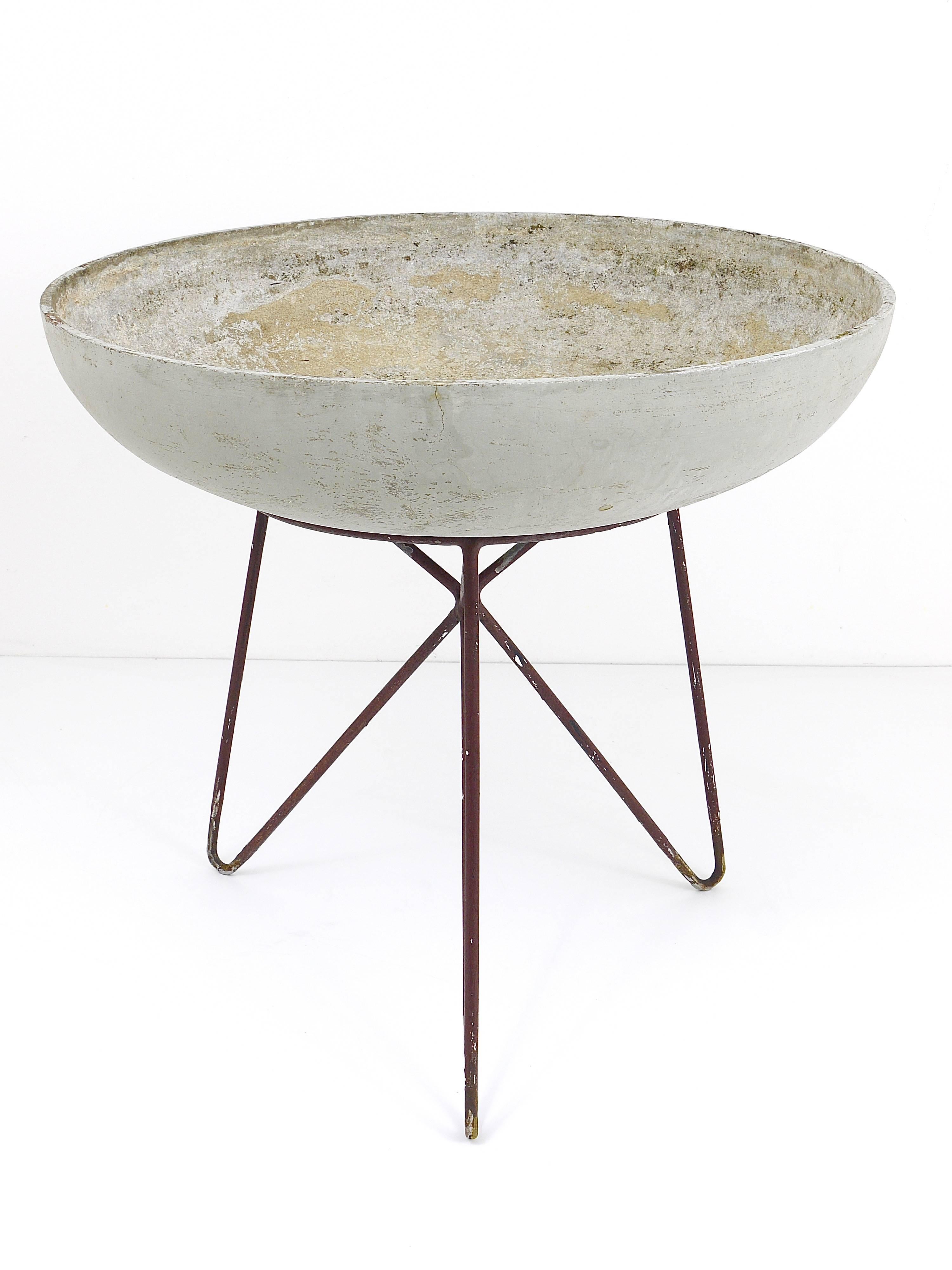 A beautiful fiber cement saucer planter with a nice metal loop tripod stand from the 1950s. Designed by Willy Guhl, executed by Eternit of Switzerland. In very good condition in original surface with natural weathered patina.