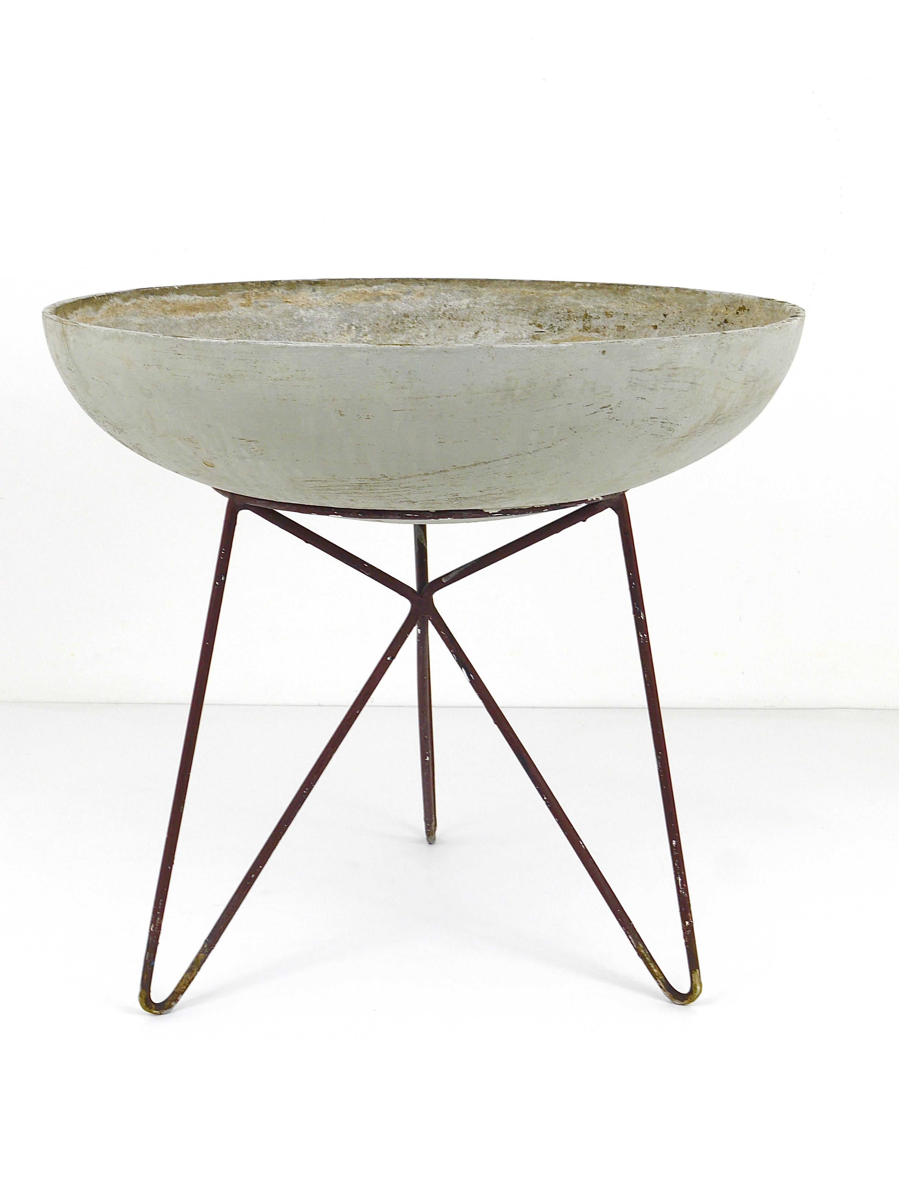 Willy Guhl Mid-Century Bowl Planter with Tripod Base, Eternit, Switzerland, 1950 In Good Condition In Vienna, AT