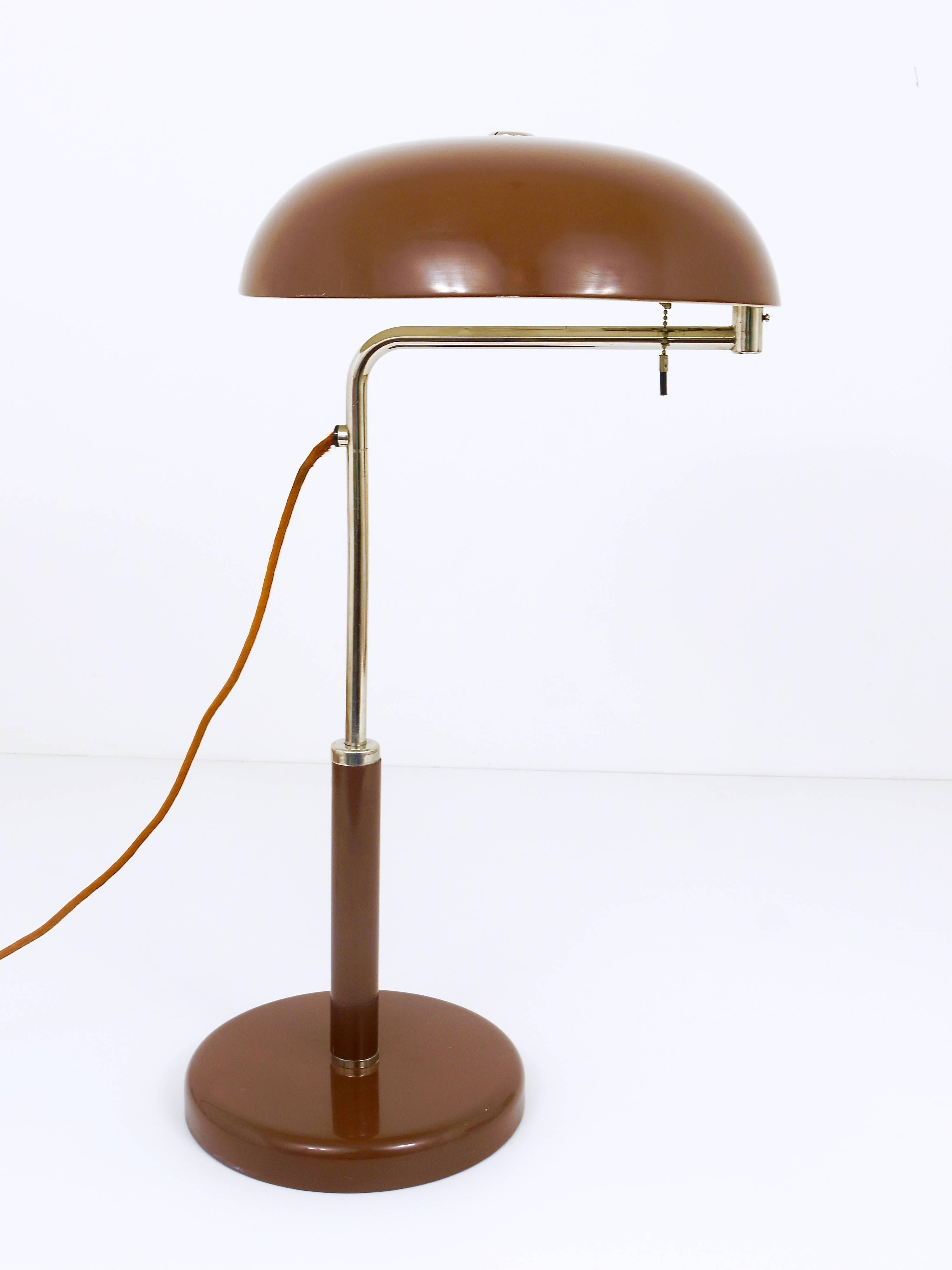 Une belle lampe de table Bauhaus brune des années 1930. Modèle 