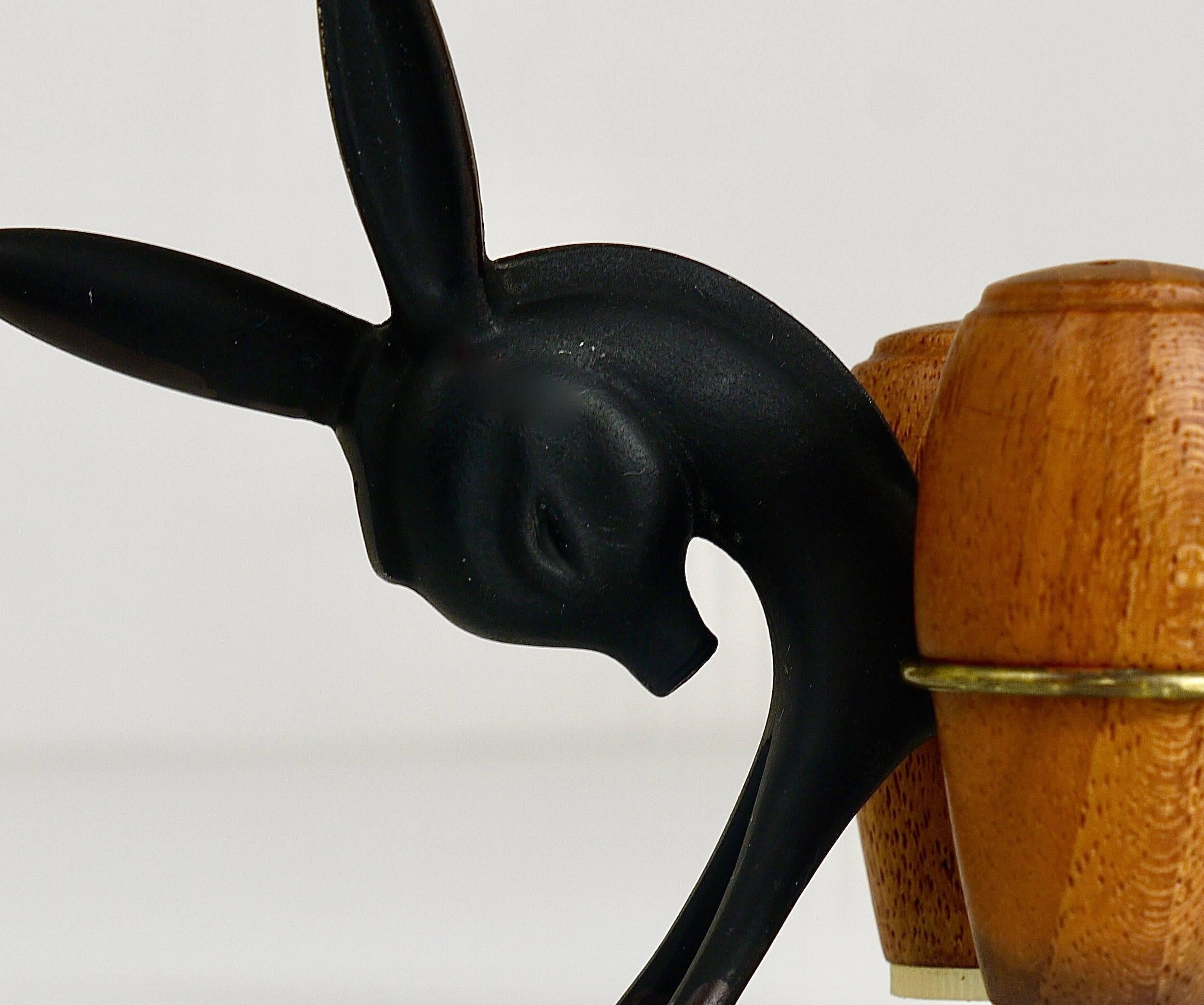 Ein charmantes österreichisches Shaker-Set aus der Mitte des Jahrhunderts, das einen Esel zeigt. Ein sehr humorvoller Entwurf von Walter Bosse, ausgeführt von Hertha Baller Austria in den 1950er Jahren. Hergestellt aus Metall und Holz. In gutem